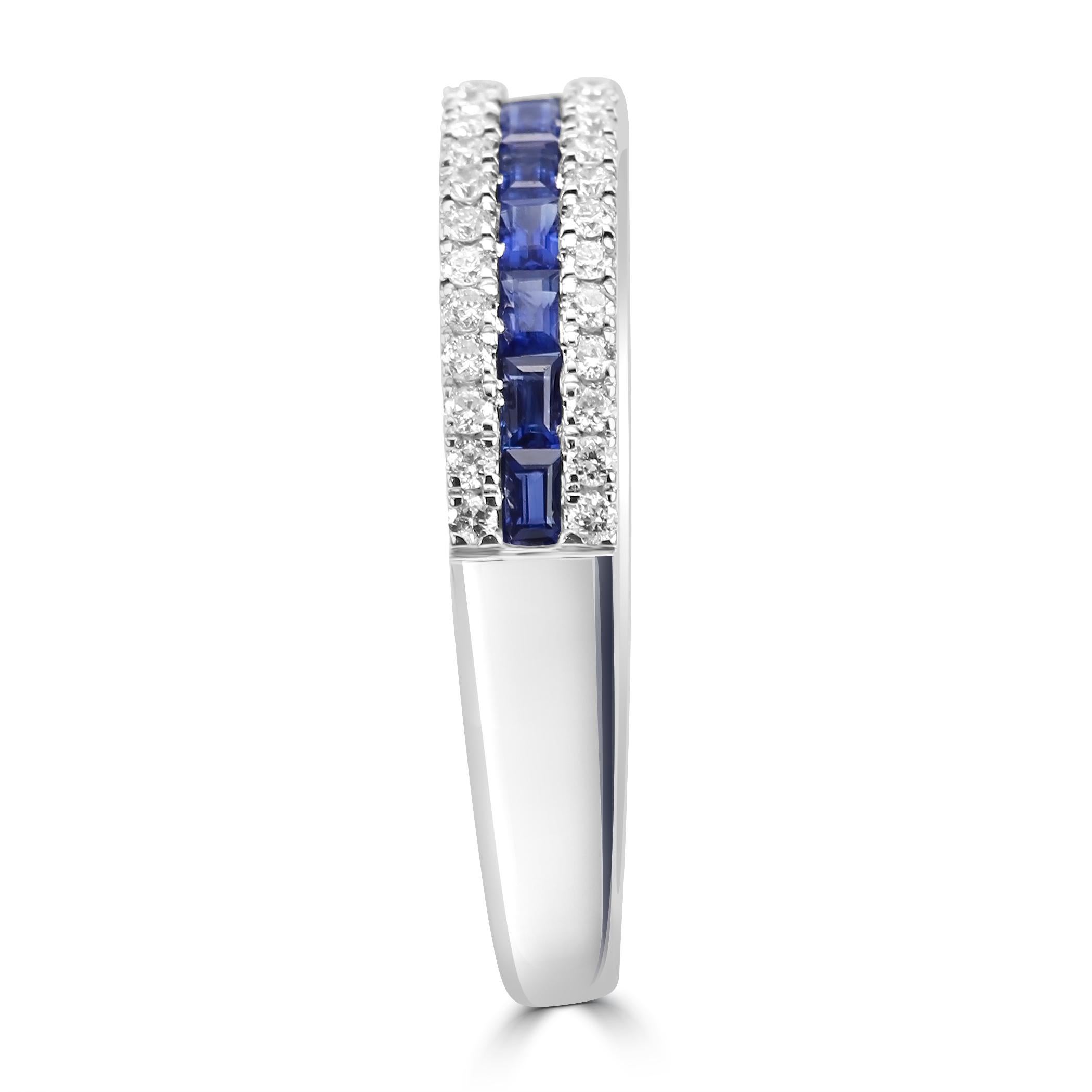 Anello a fascia con zaffiro blu baguette e diamante rotondo a tre file in oro 18 carati In condizioni Nuovo in vendita a New York, NY