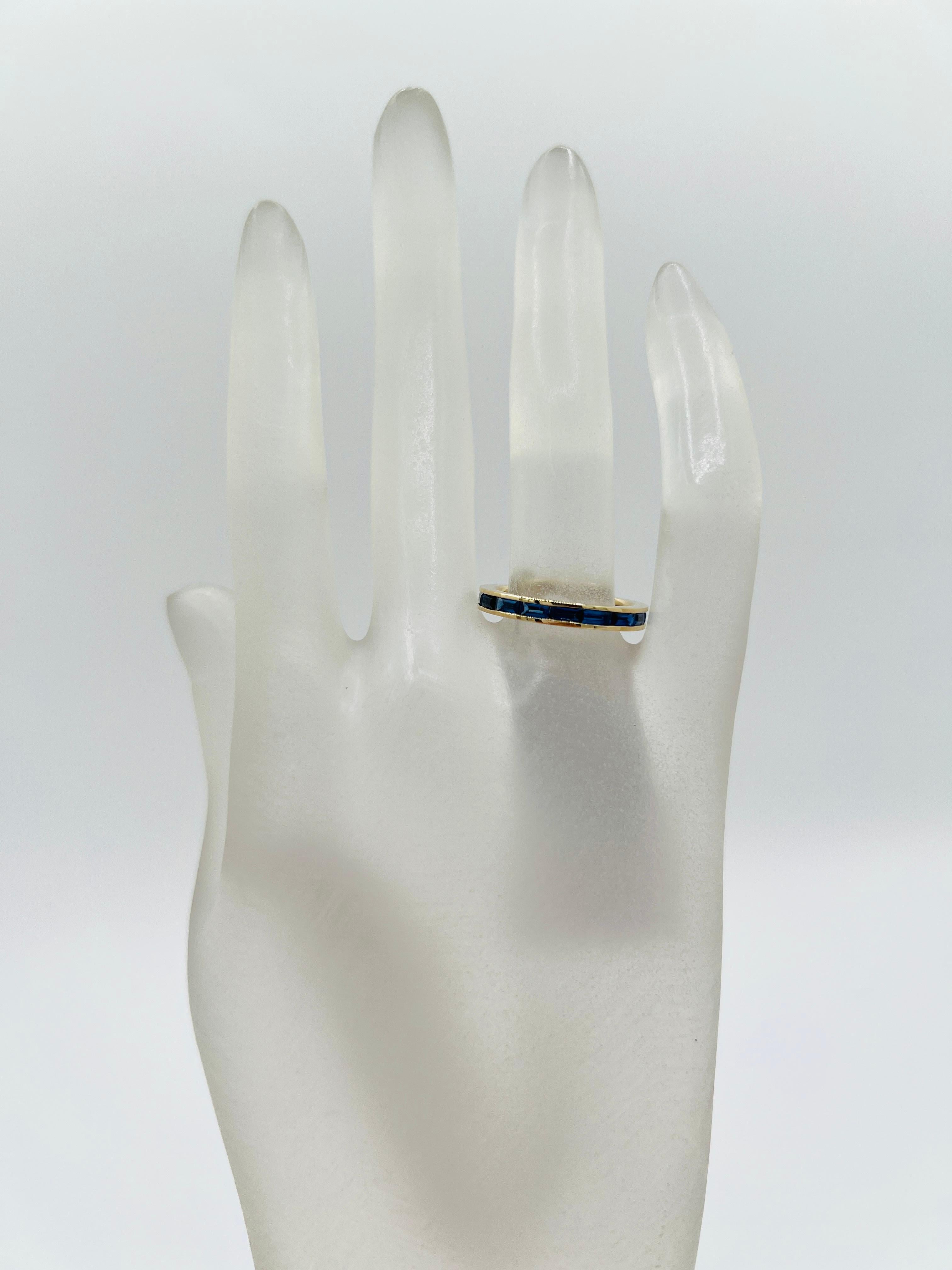 Schöne 2,30 ct. blaue Saphir-Baguette.  Handgefertigt in 14k Gelbgold.  Ring Größe 6,5.