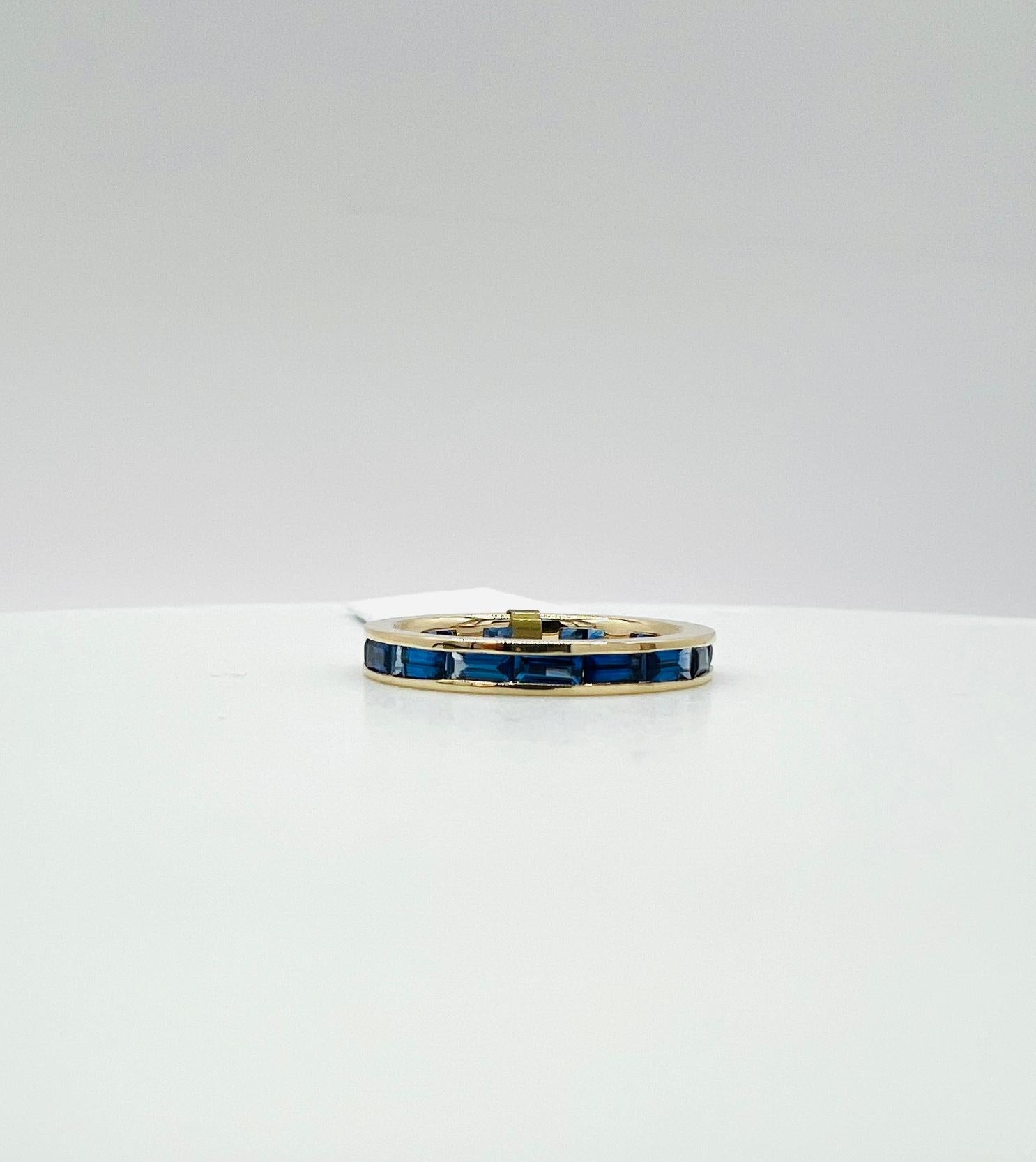 Blauer Saphir Baguette Eternity Band Ring in 14K Gelbgold im Angebot