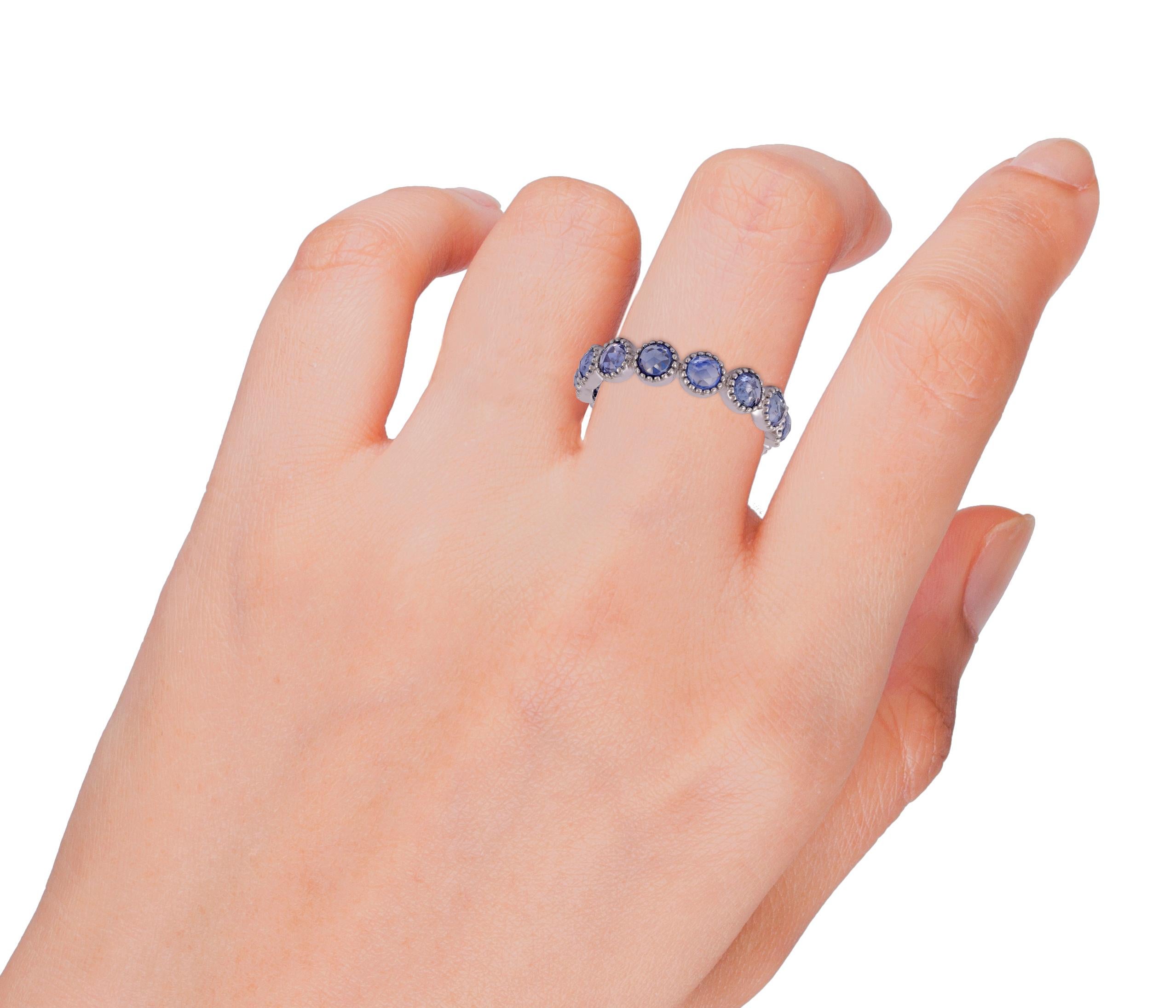 Taille ronde 2.91 Carat Clear Blue Sapphire Band in 18k Gold (Saphir bleu clair de 2,91 carats) en vente