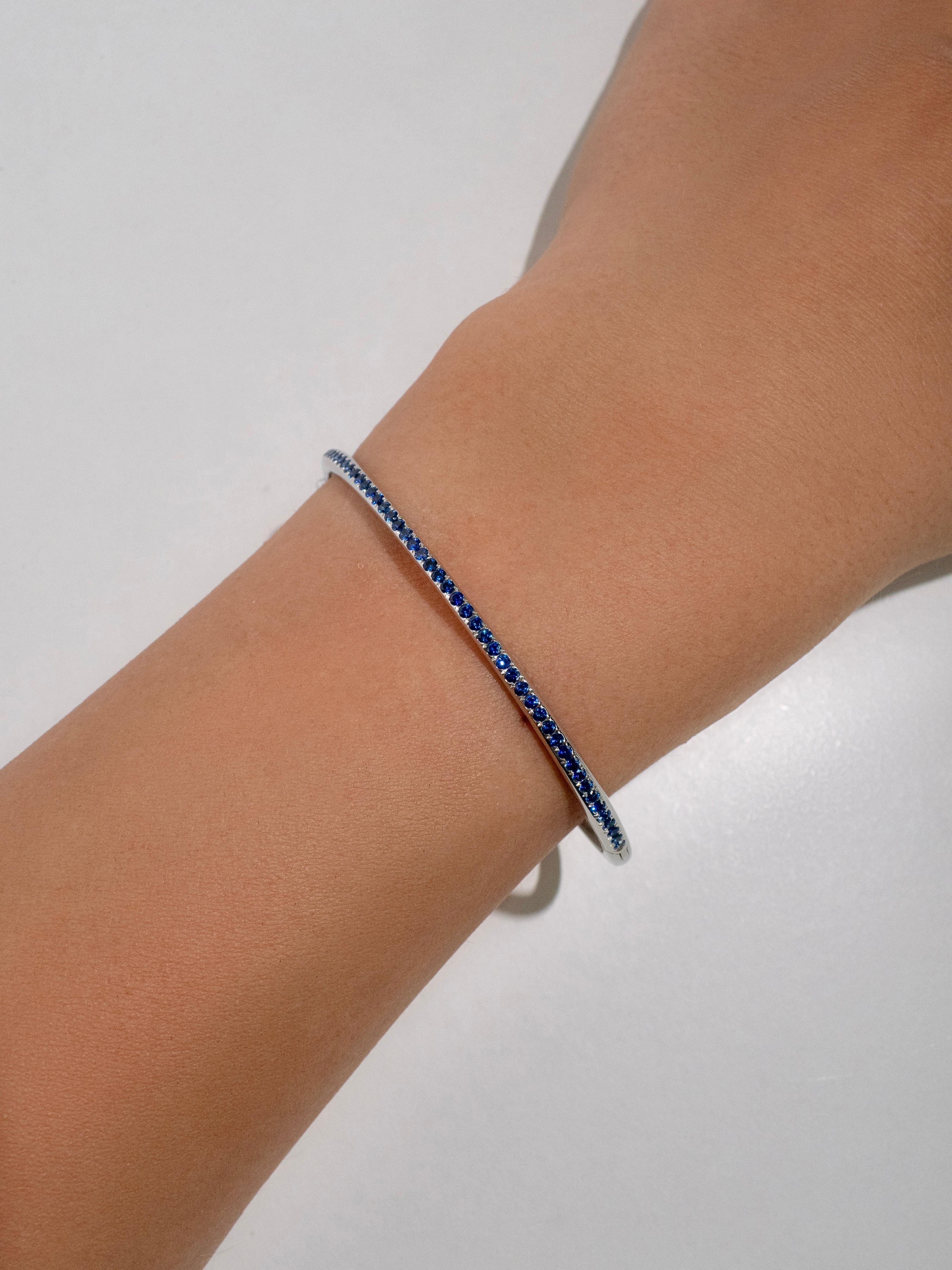Modern Blue Sapphire Bangle in 18k White Gold For Sale