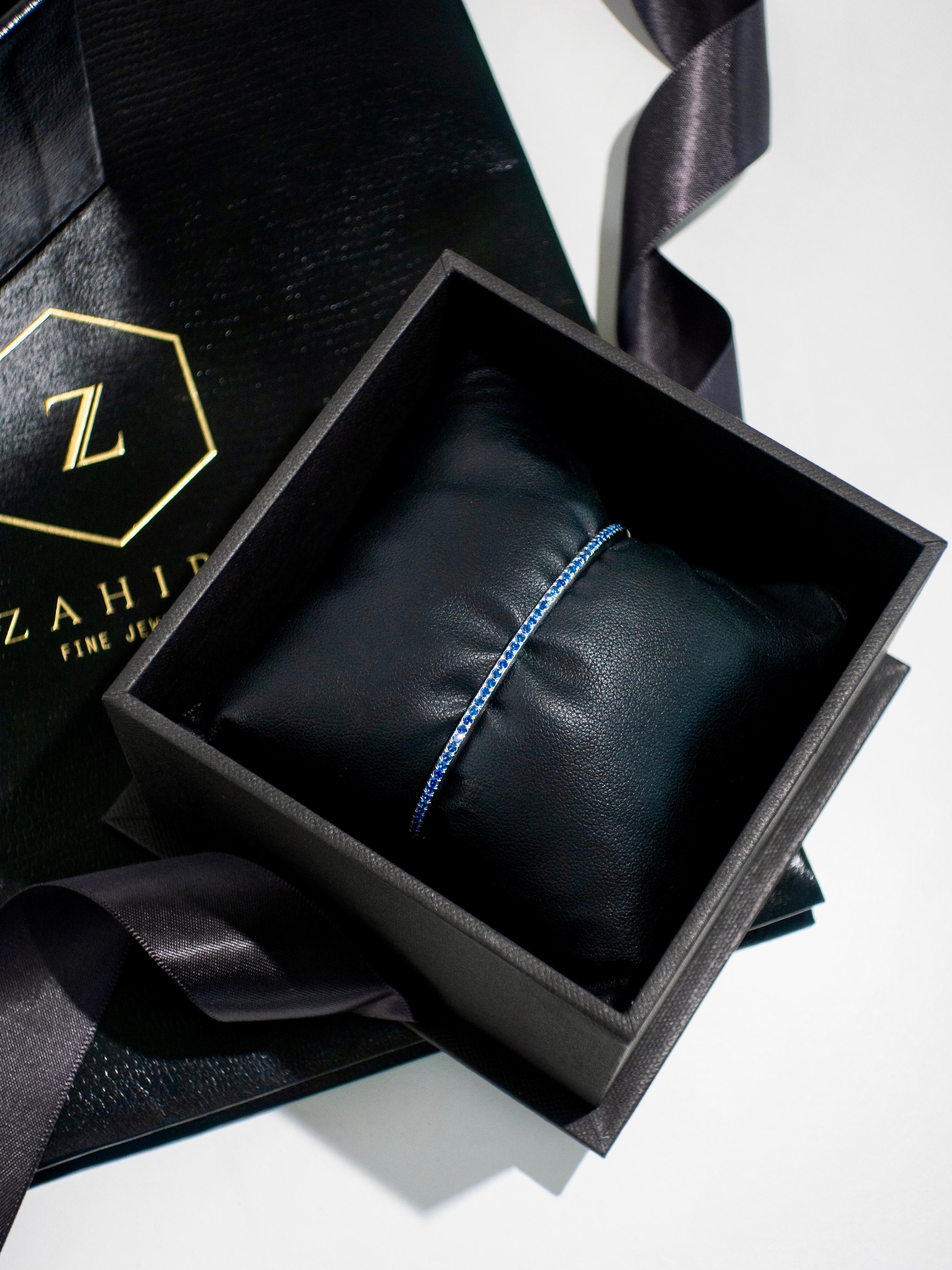 Blue Sapphire Bangle in 18k White Gold In New Condition For Sale In Bangkok, TH