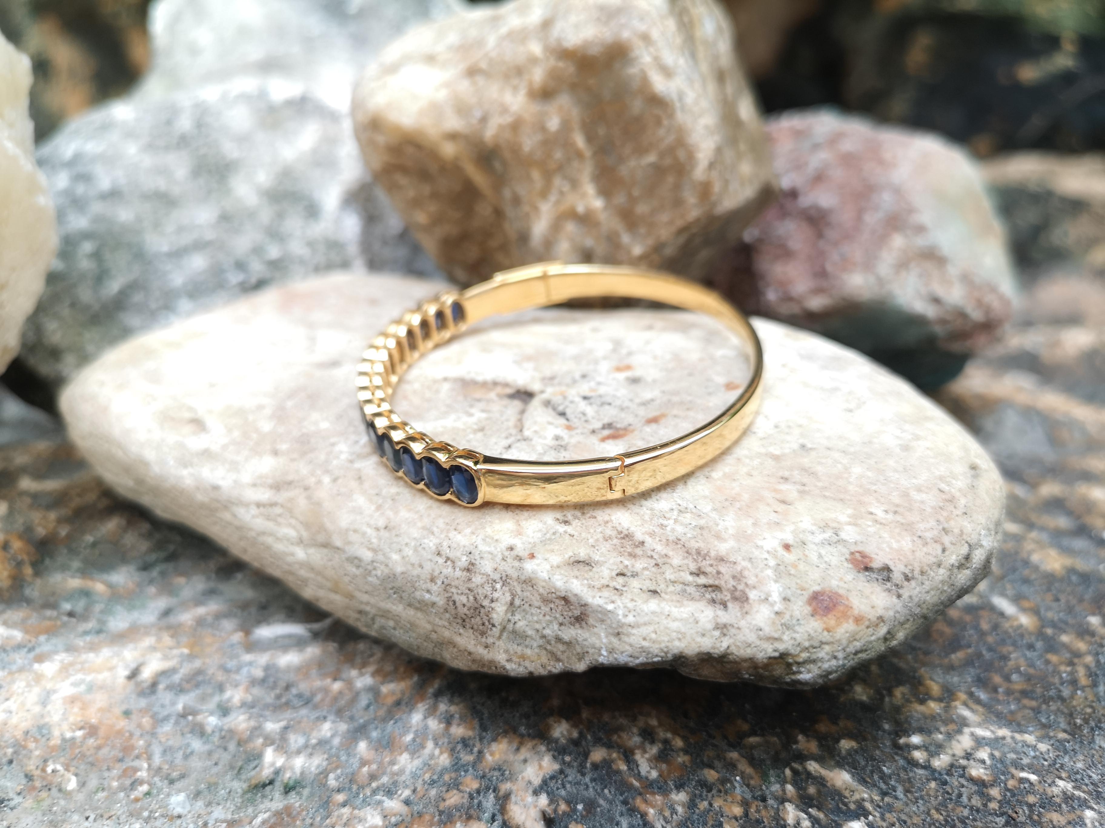 Contemporary Blue Sapphire Bangle Set in 18 Karat Gold Settings For Sale