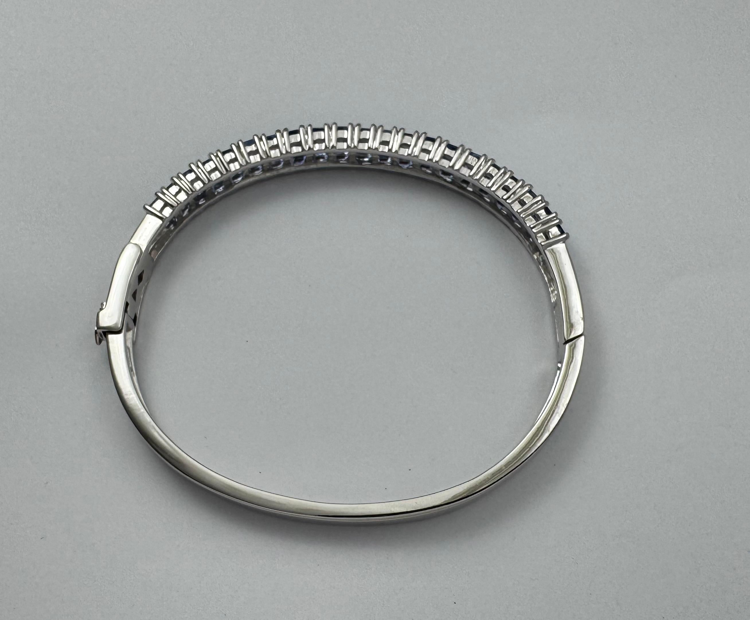 Bracelet en saphir bleu serti dans des montures en or blanc 18K en vente 4