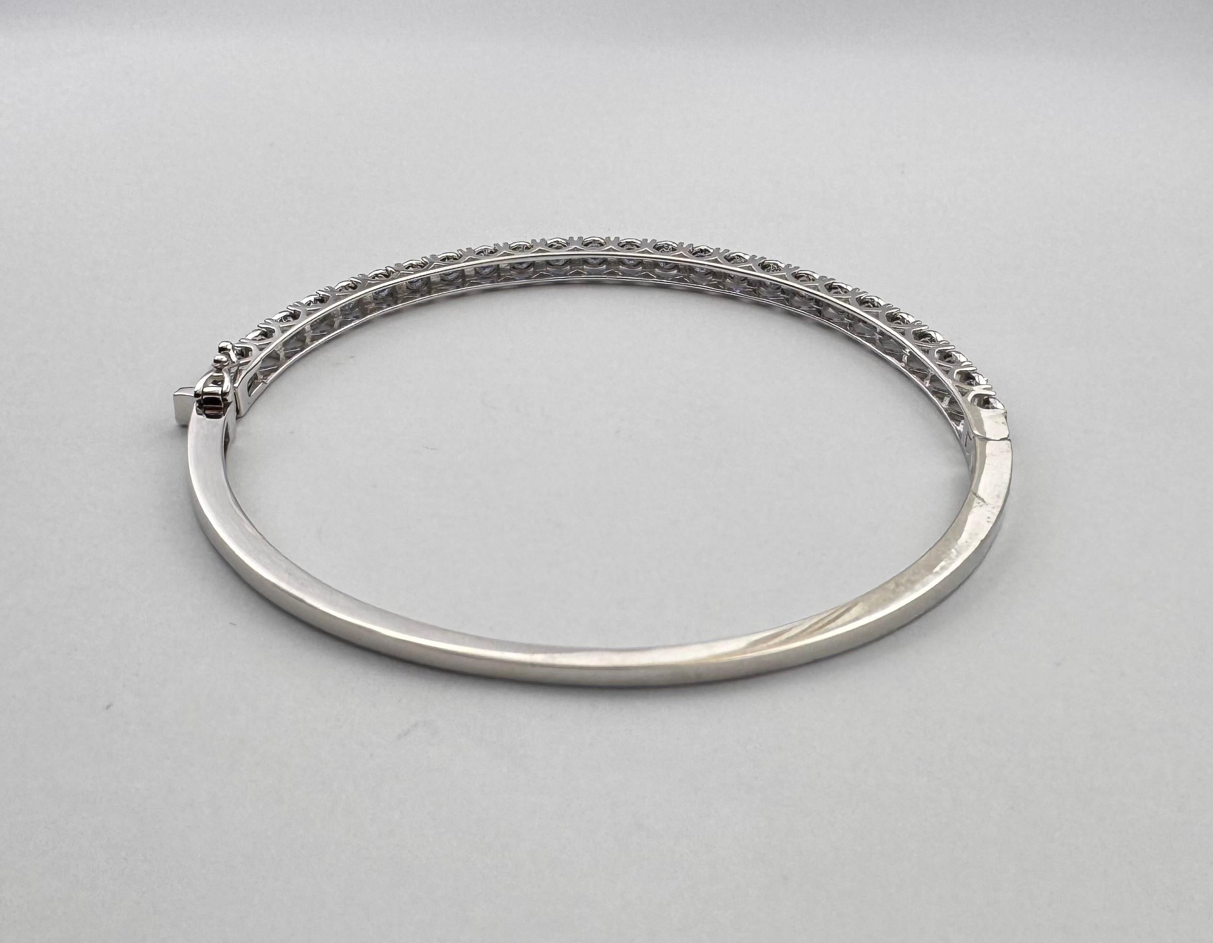 Bracelet en saphir bleu serti dans des montures en or blanc 18K en vente 4