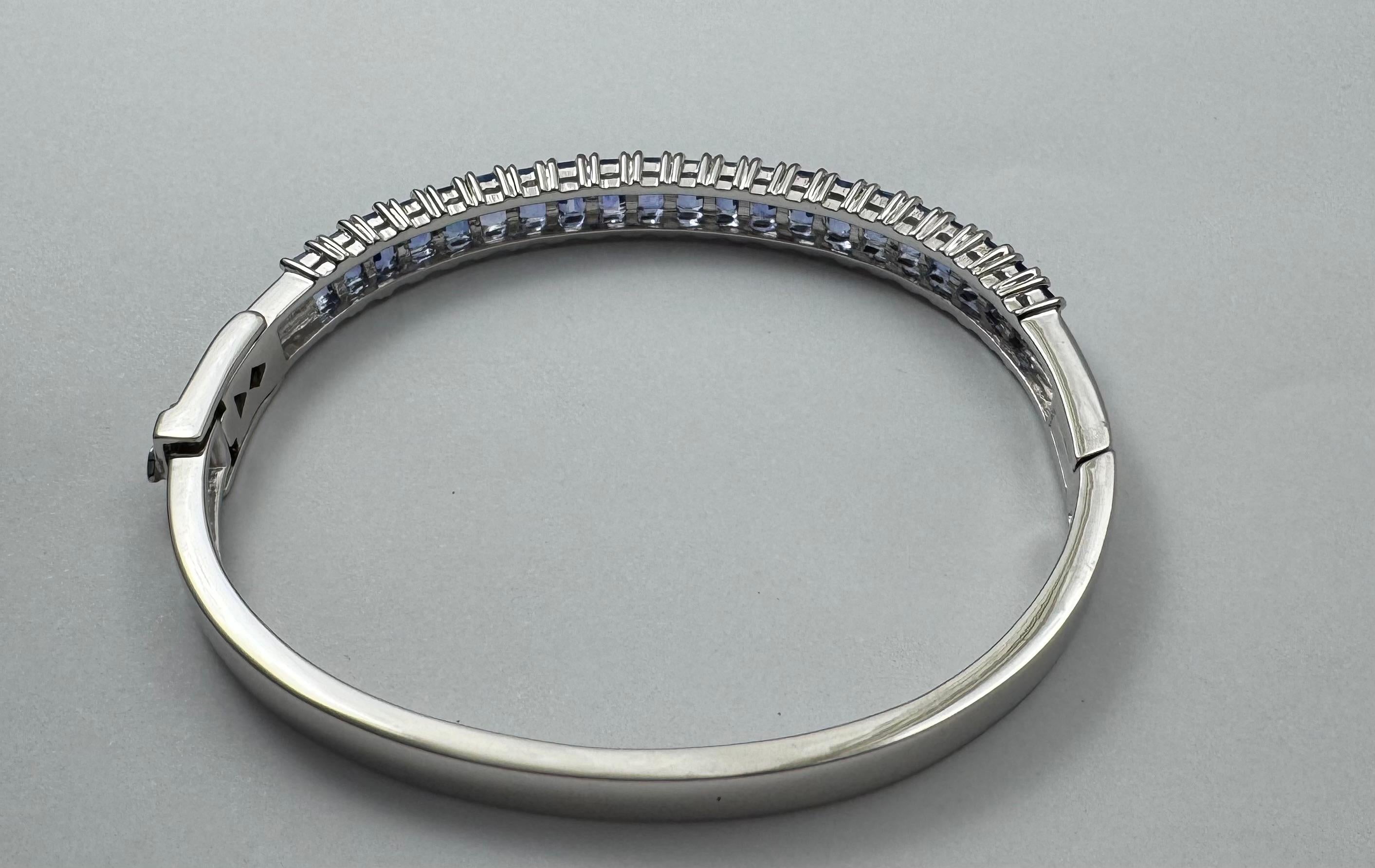 Bracelet en saphir bleu serti dans des montures en or blanc 18K en vente 5