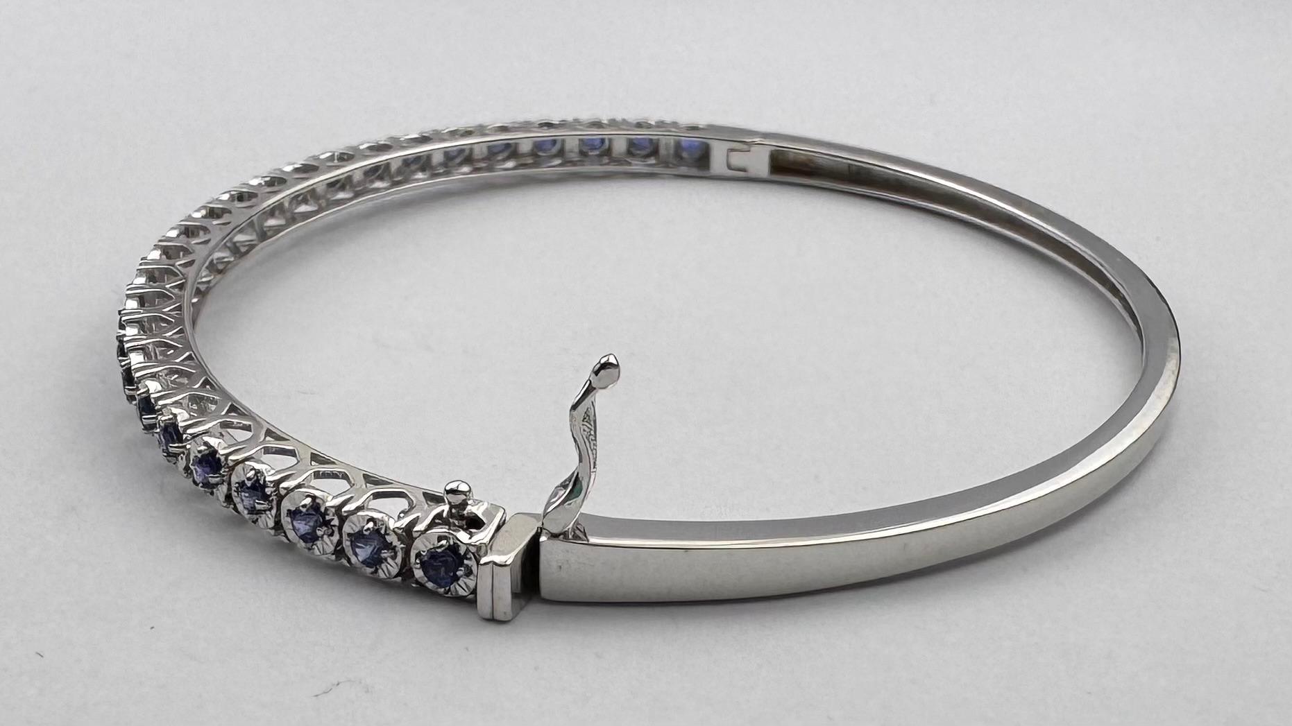 Bracelet en saphir bleu serti dans des montures en or blanc 18K en vente 5