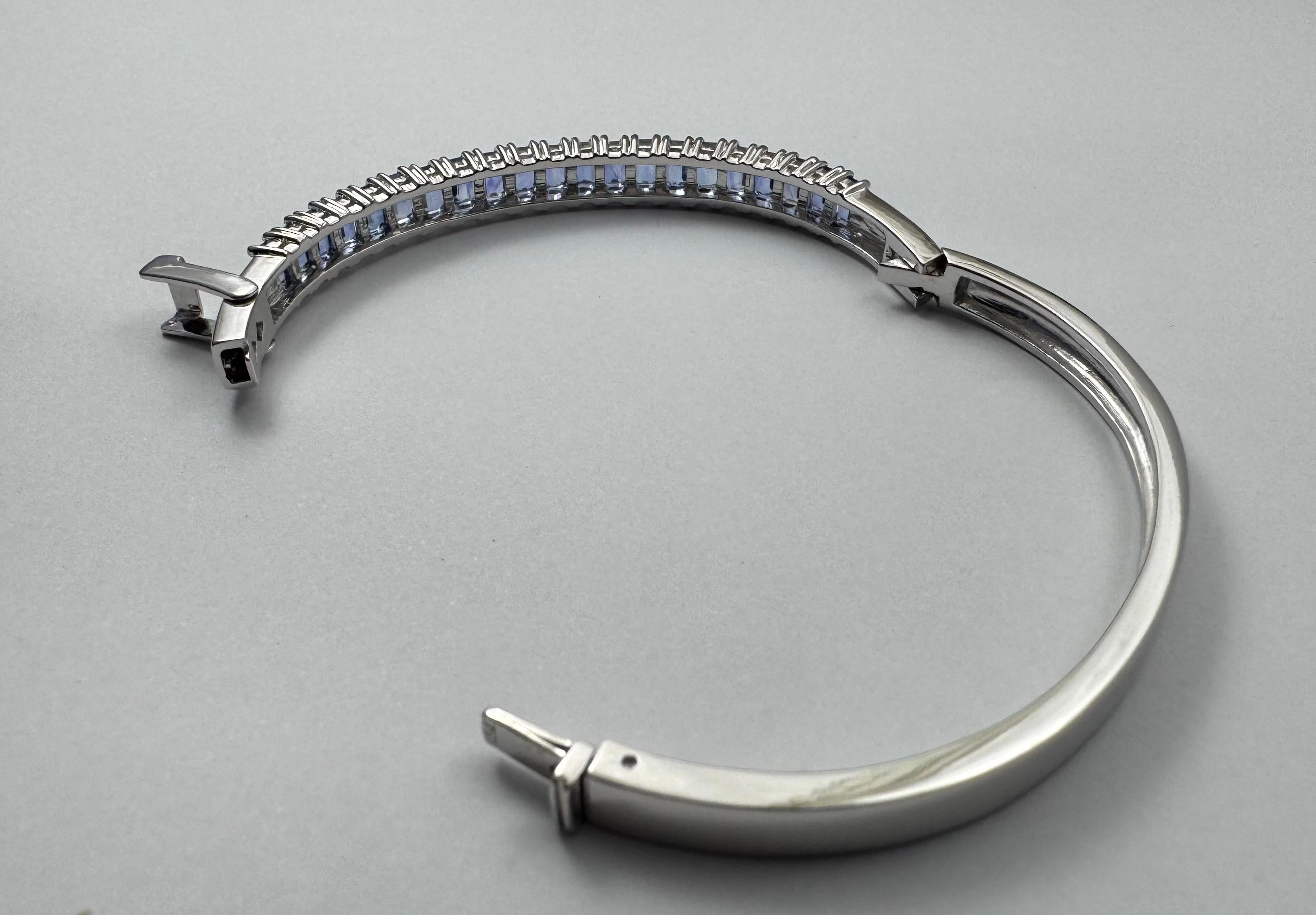 Bracelet en saphir bleu serti dans des montures en or blanc 18K en vente 6