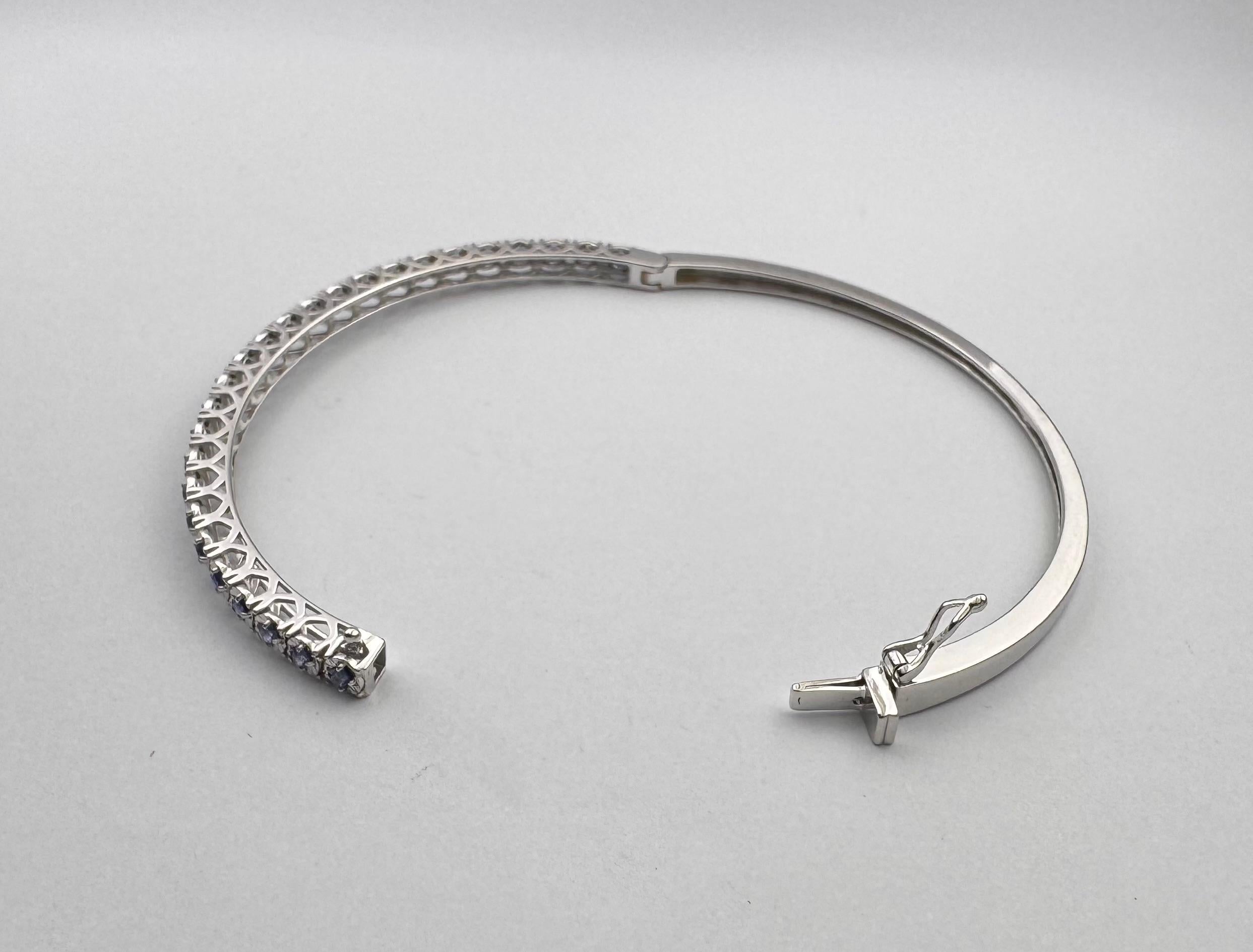 Bracelet en saphir bleu serti dans des montures en or blanc 18K en vente 6