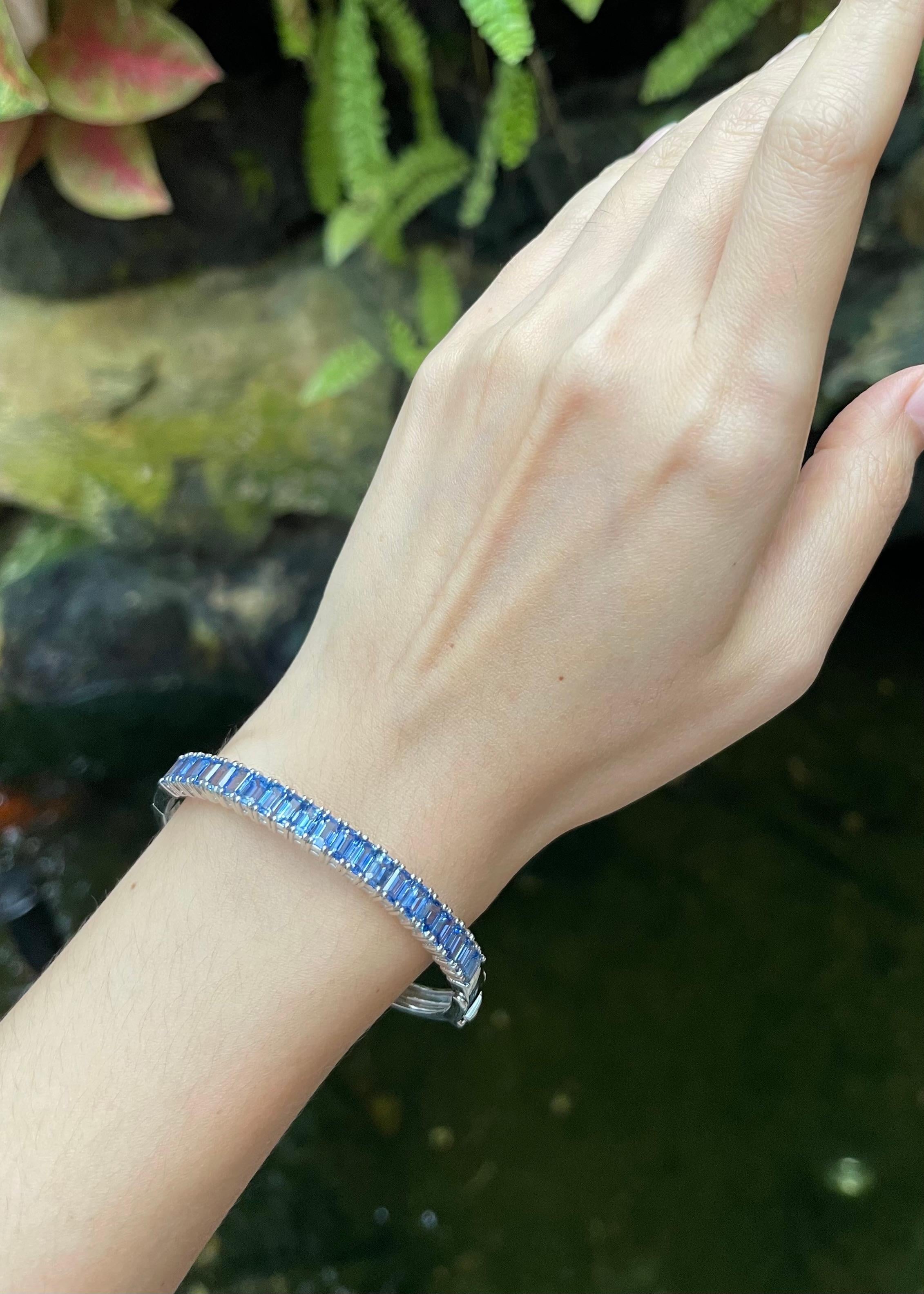 Saphir bleu 8.32 carats Bracelet en or blanc 18K

Largeur :  0.5 cm 
Diamètre : 5.7 cm
Poids total : 26.68 grammes

