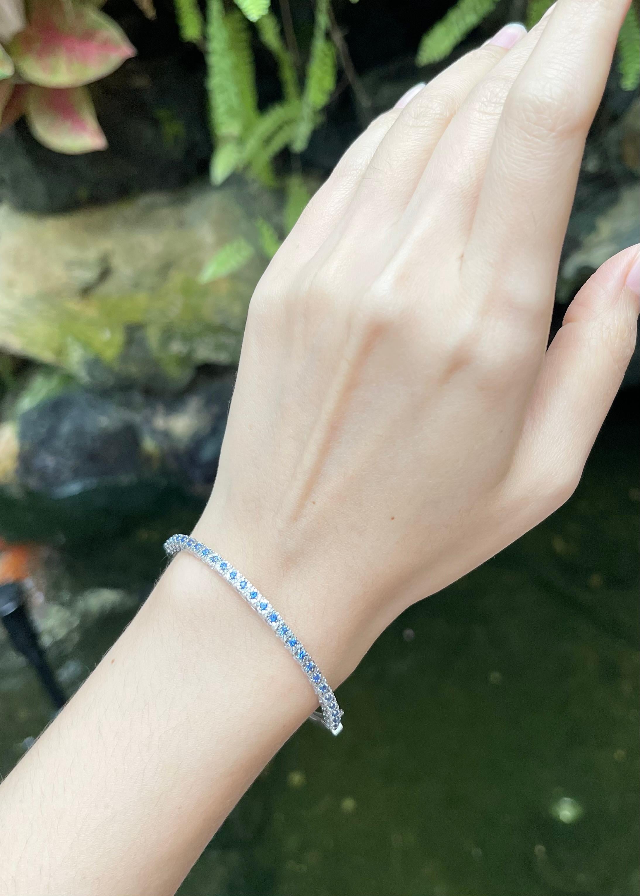 Bracelet en saphir bleu serti dans des montures en or blanc 18K

Largeur :  0.3 cm 
Diamètre : 5.3 cm
Poids total : 8,54 grammes

