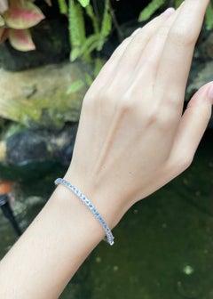 Armreif mit blauem Saphir in 18K Weißgoldfassung