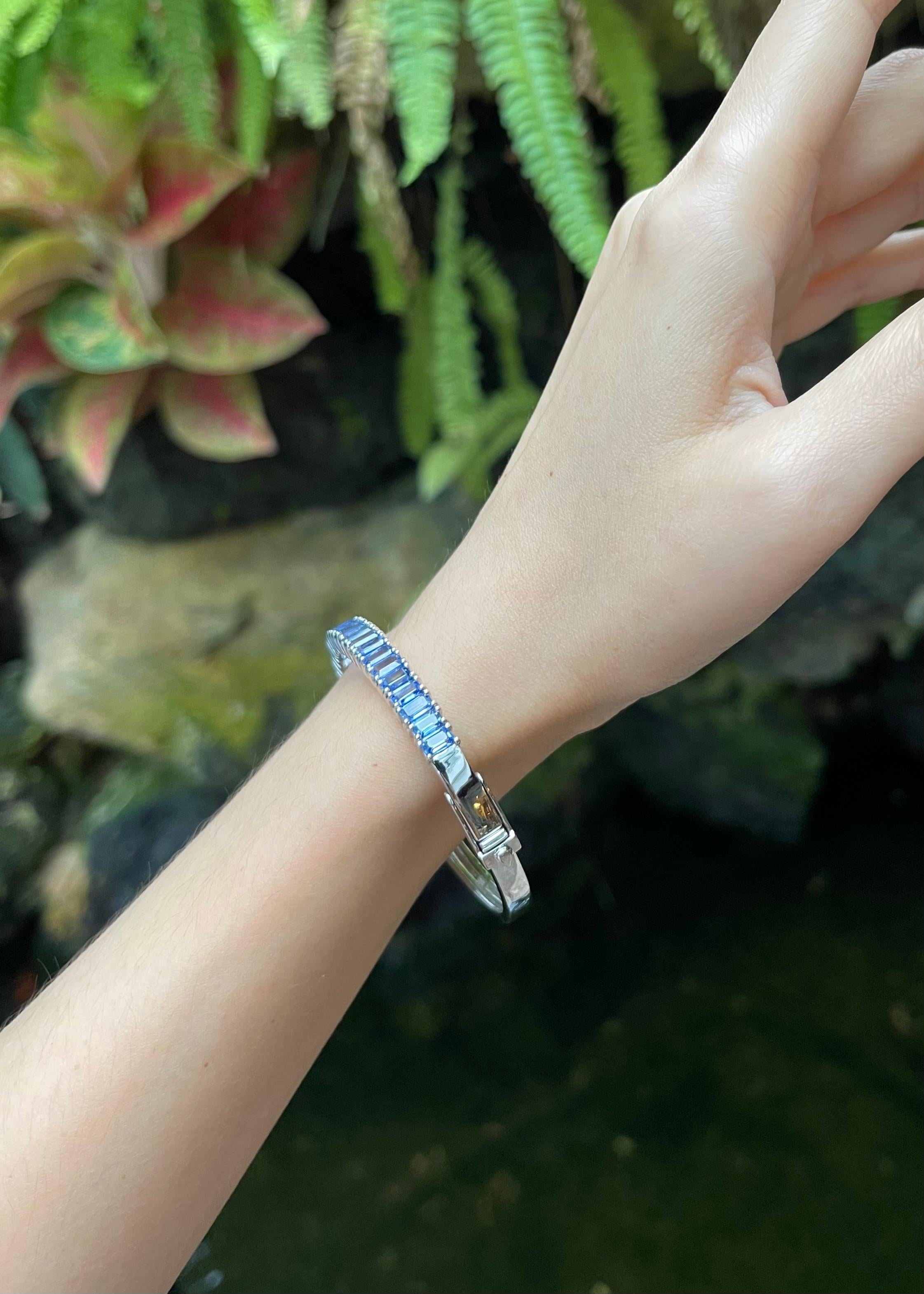 Contemporain Bracelet en saphir bleu serti dans des montures en or blanc 18K en vente