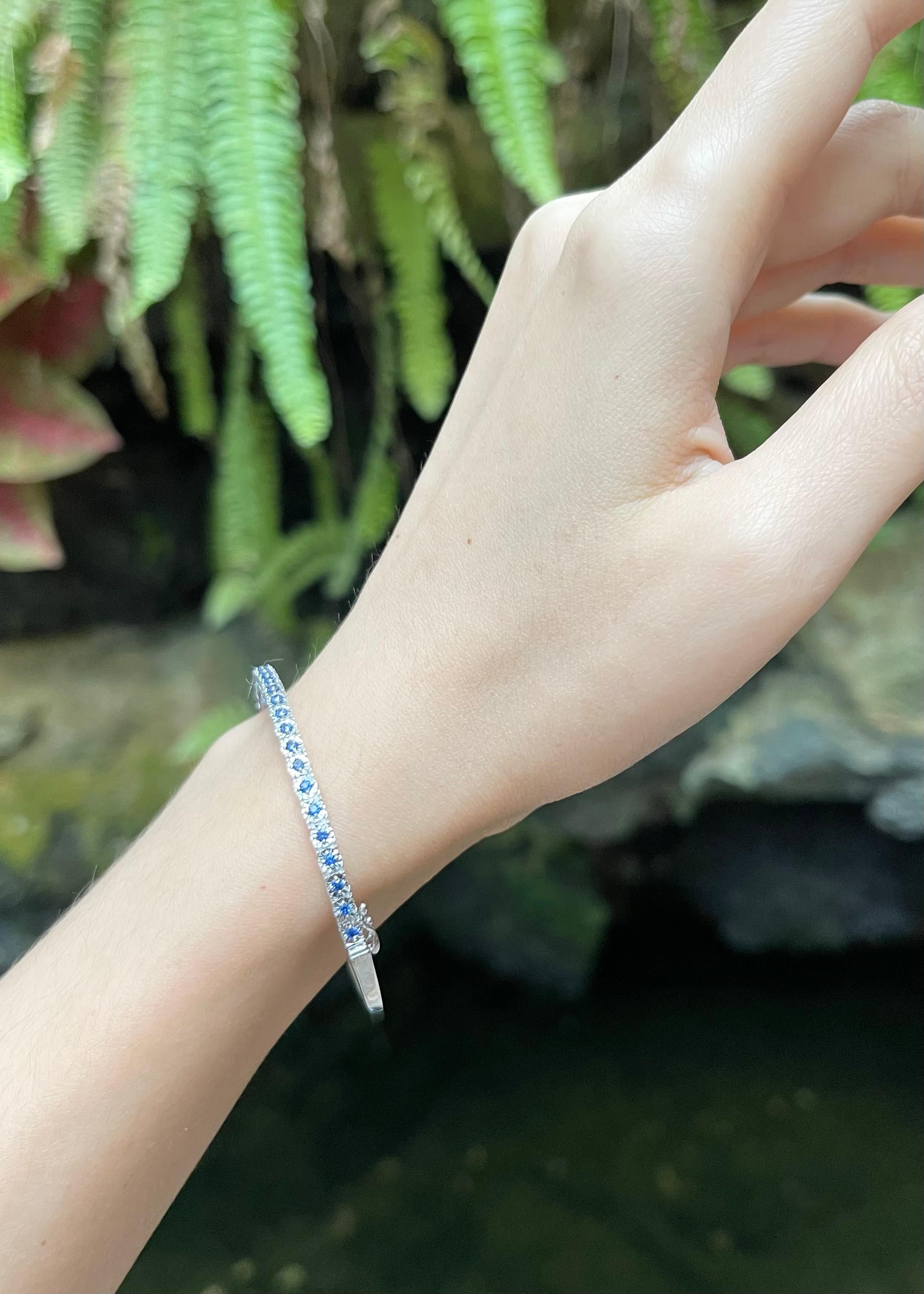Contemporain Bracelet en saphir bleu serti dans des montures en or blanc 18K en vente