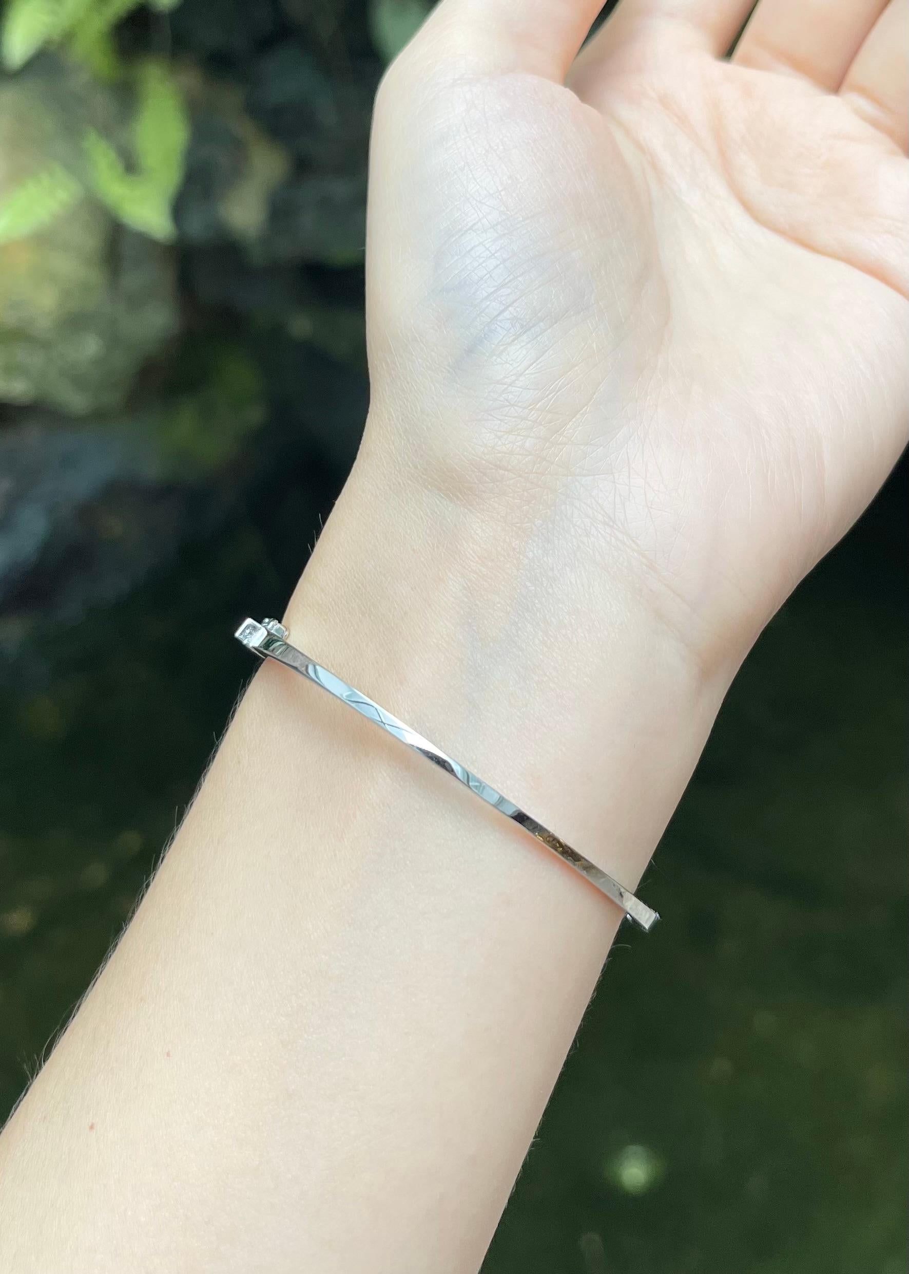 Taille ronde Bracelet en saphir bleu serti dans des montures en or blanc 18K en vente