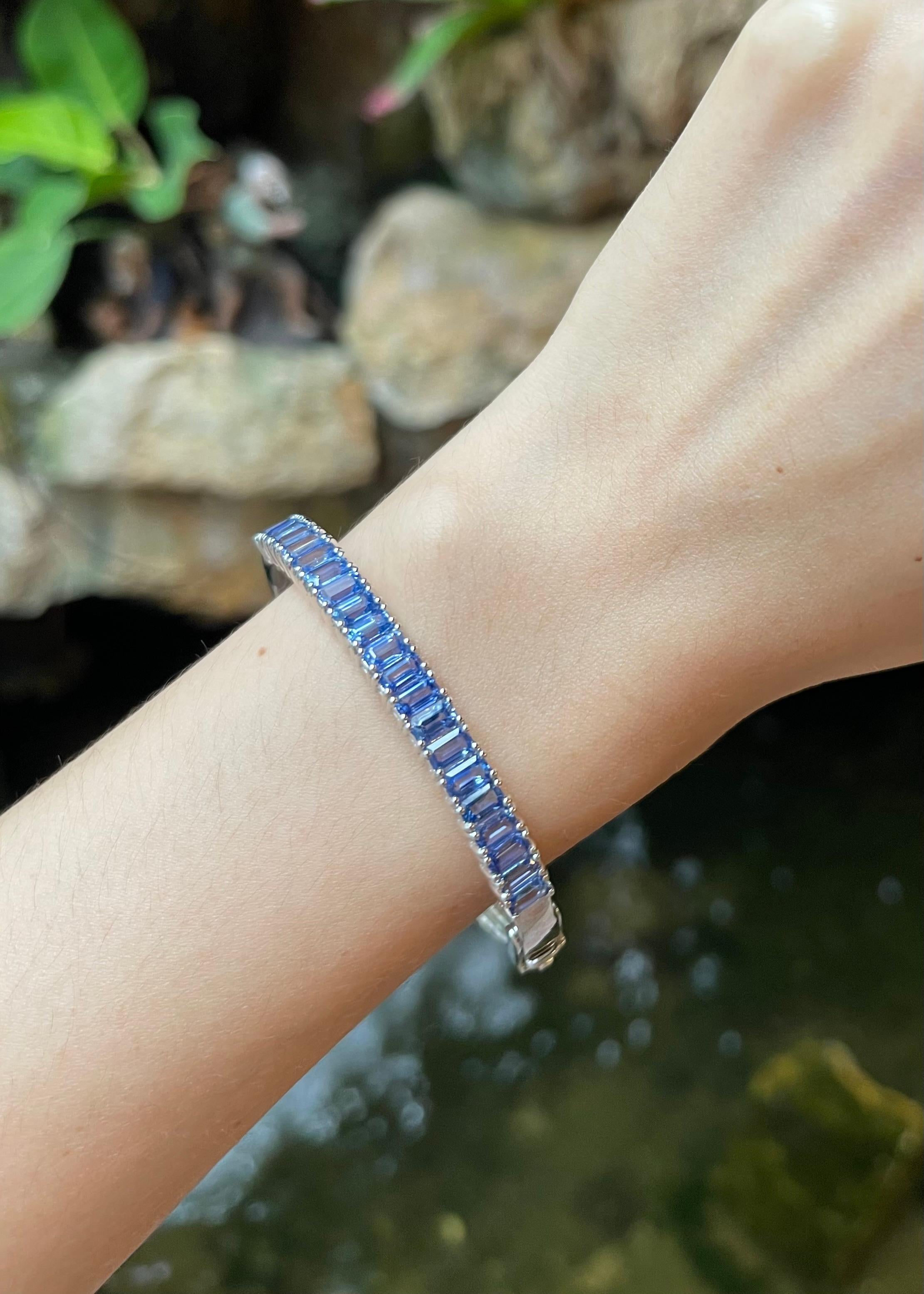 Bracelet en saphir bleu serti dans des montures en or blanc 18K Neuf - En vente à Bangkok, TH