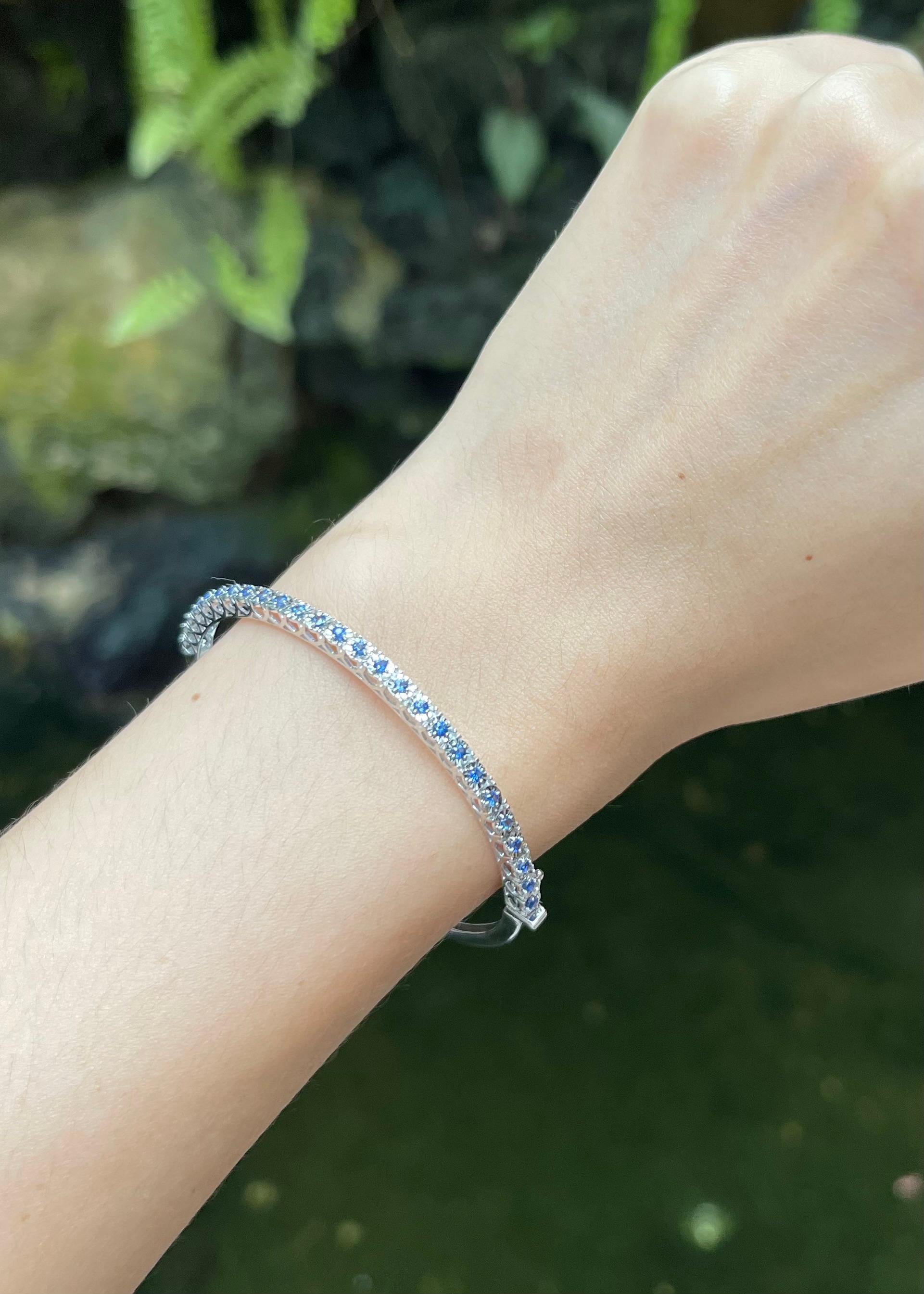 Bracelet en saphir bleu serti dans des montures en or blanc 18K Neuf - En vente à Bangkok, TH