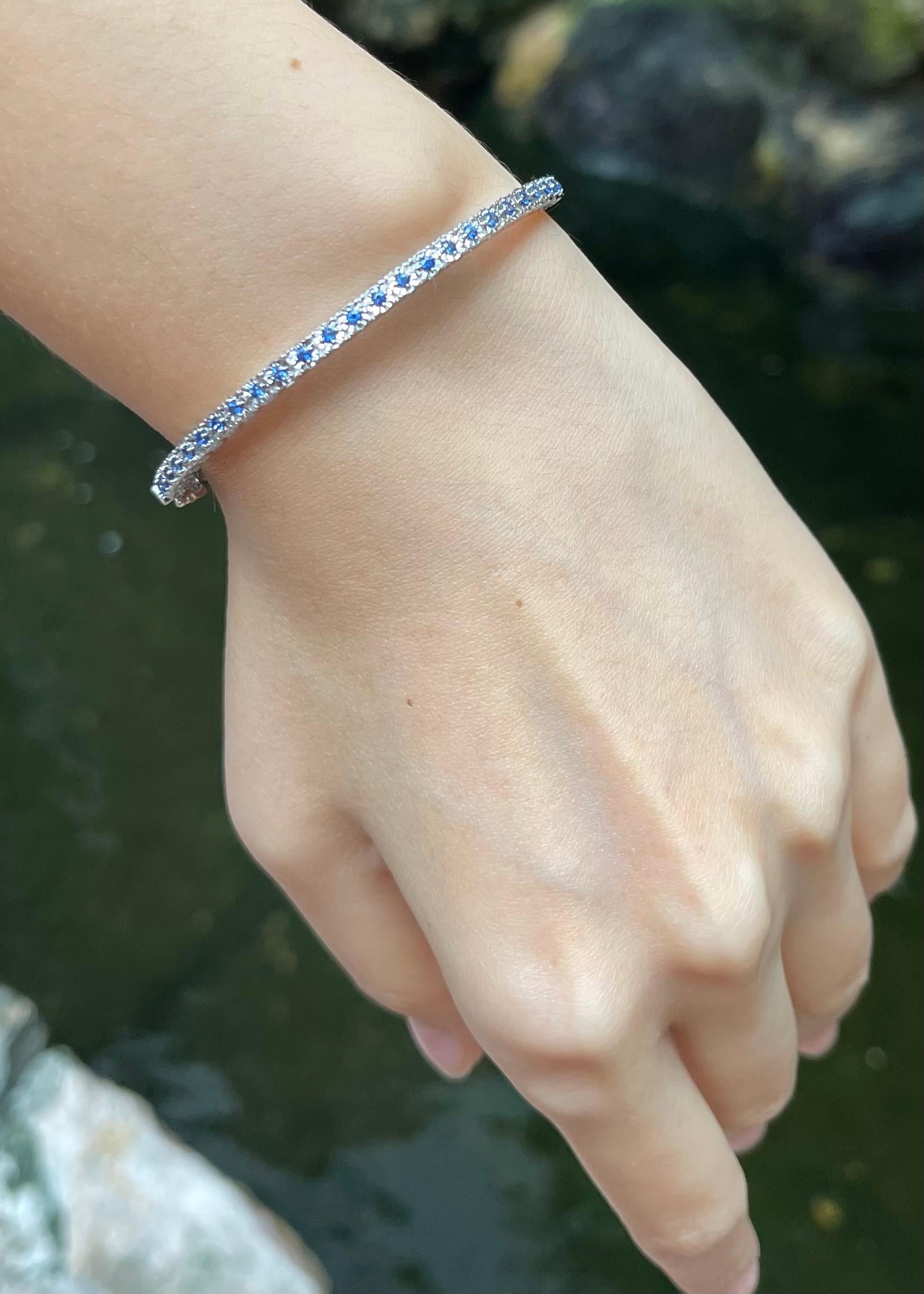 Bracelet en saphir bleu serti dans des montures en or blanc 18K Pour femmes en vente