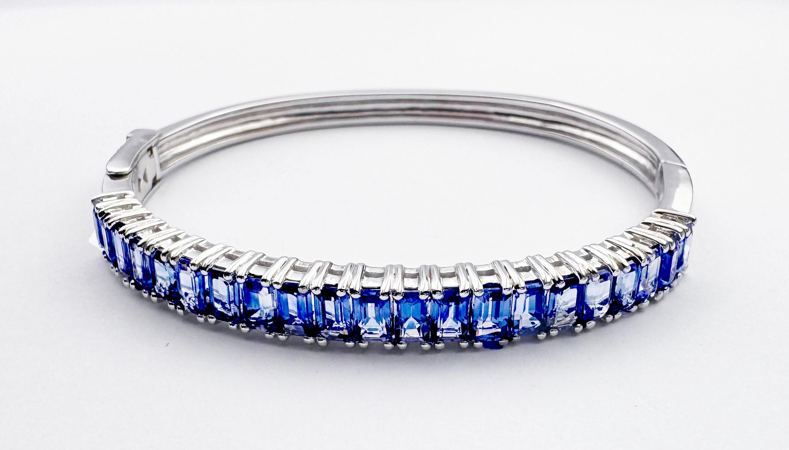 Bracelet en saphir bleu serti dans des montures en or blanc 18K en vente 1
