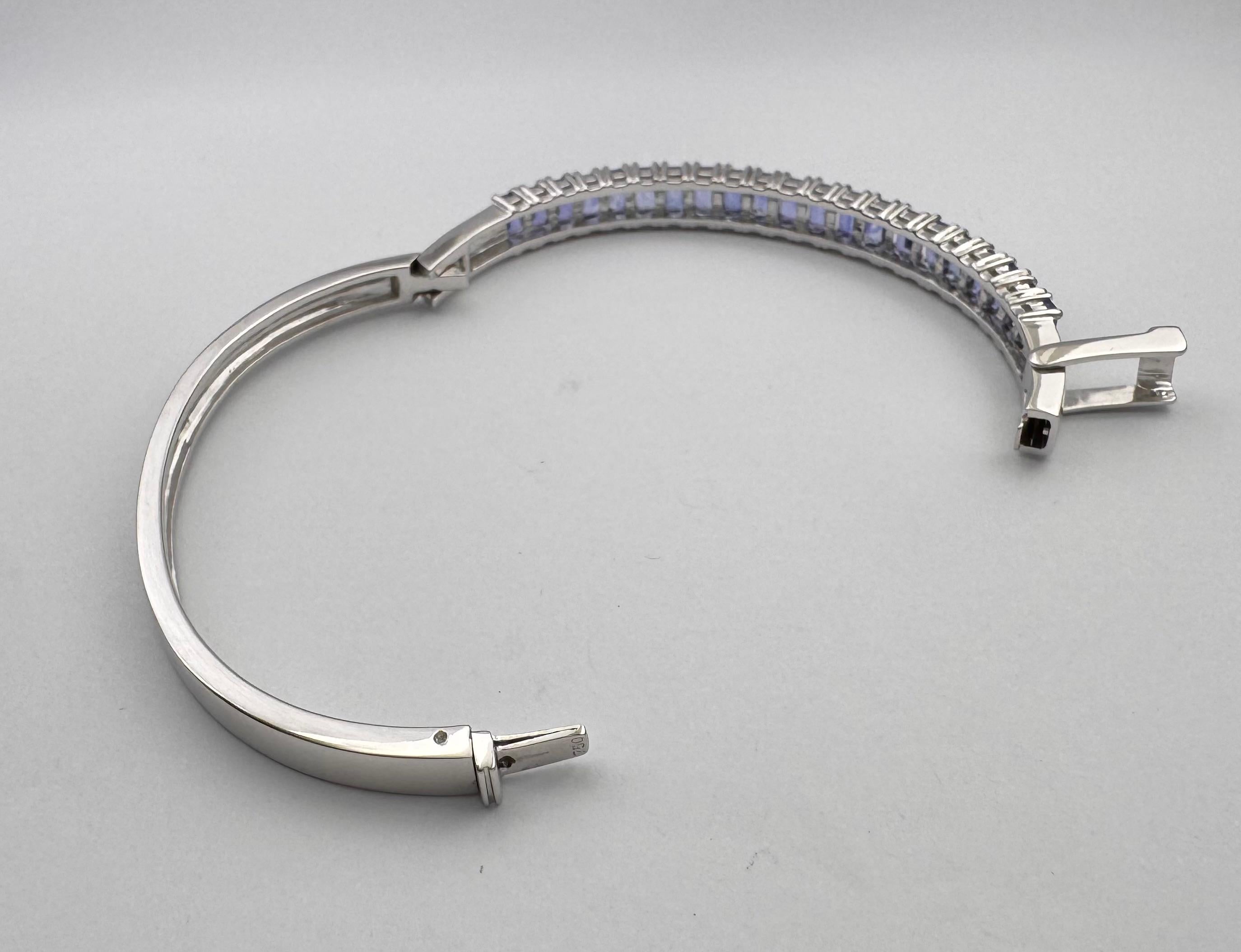 Bracelet en saphir bleu serti dans des montures en or blanc 18K en vente 2
