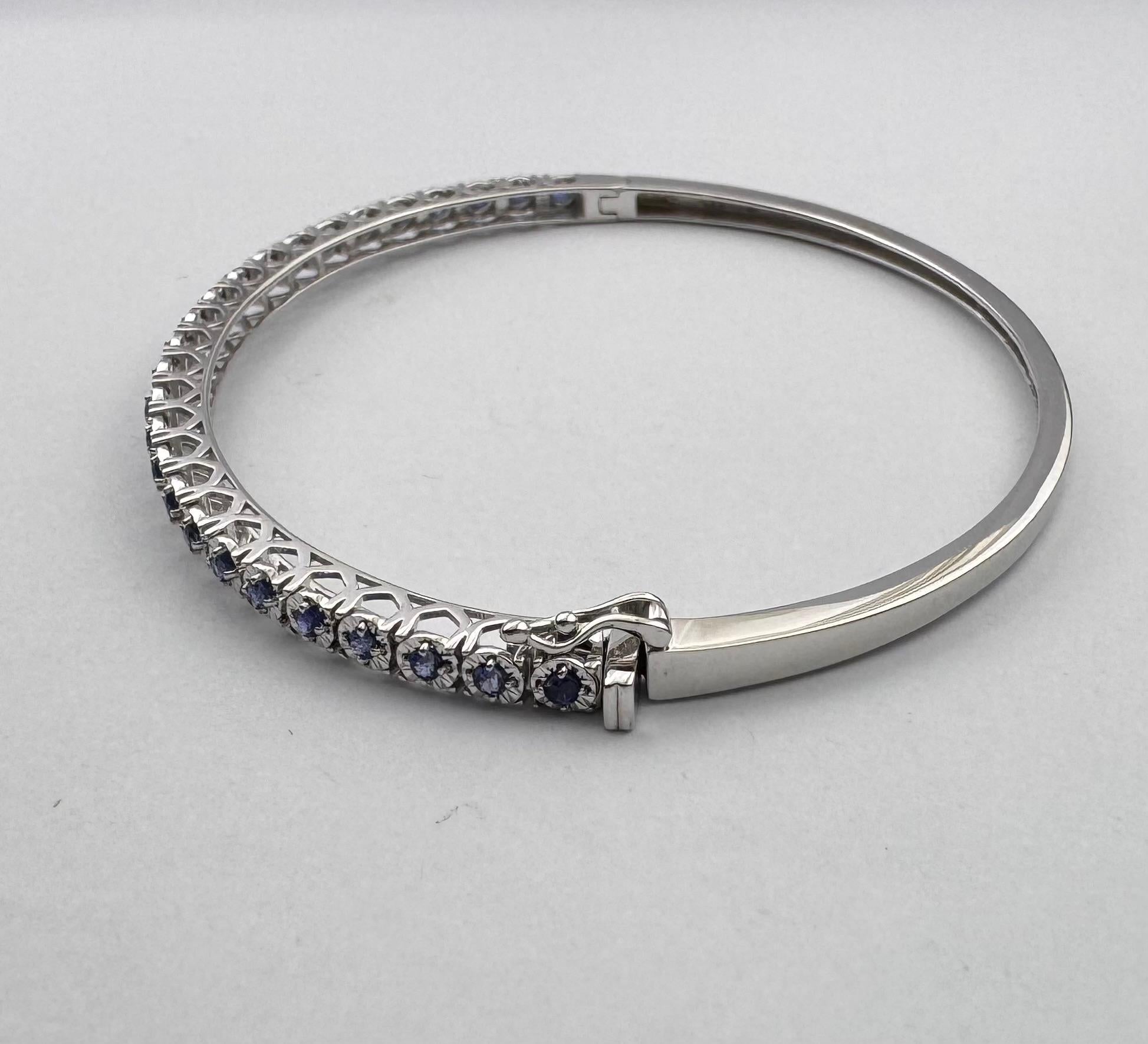 Bracelet en saphir bleu serti dans des montures en or blanc 18K en vente 2