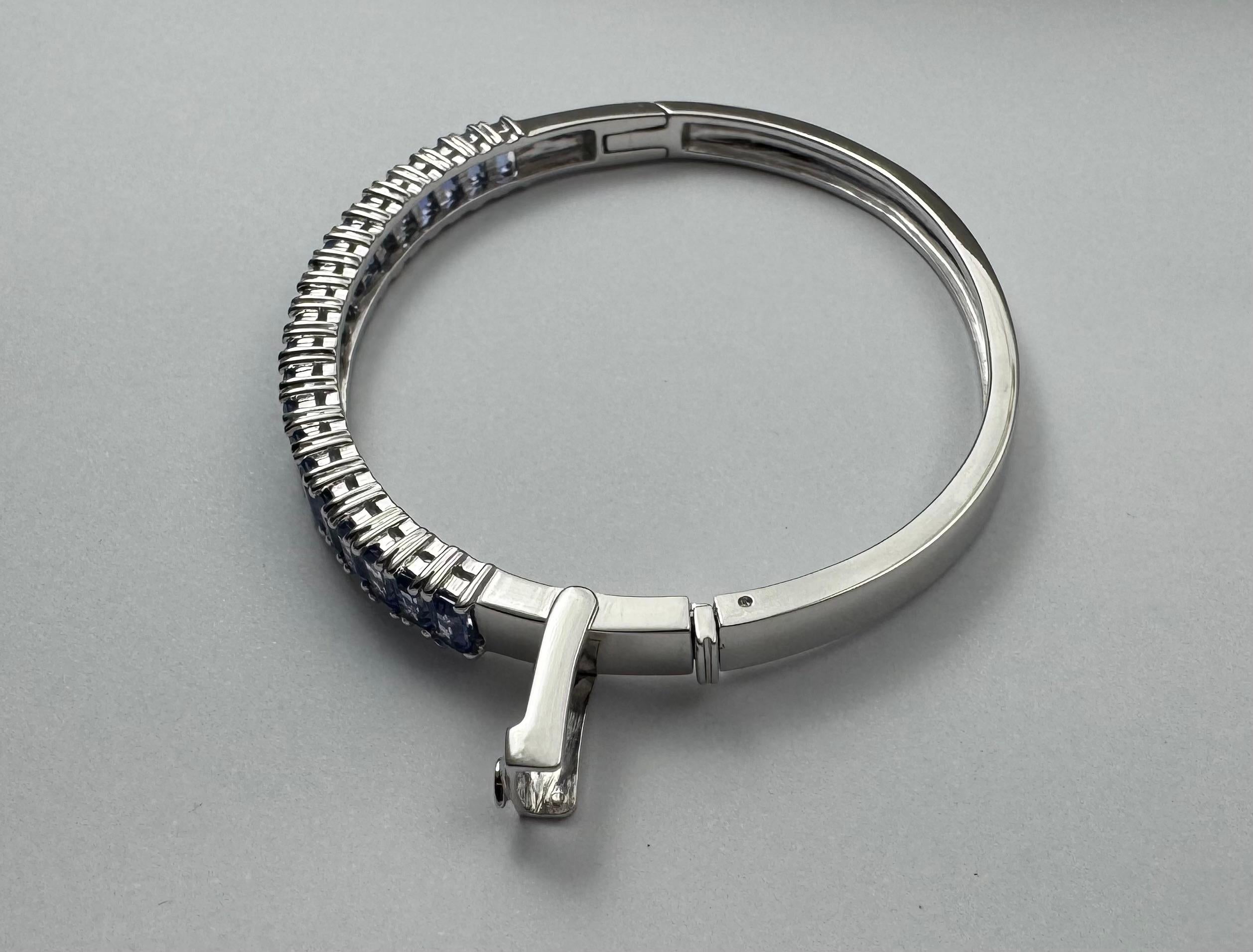 Bracelet en saphir bleu serti dans des montures en or blanc 18K en vente 3