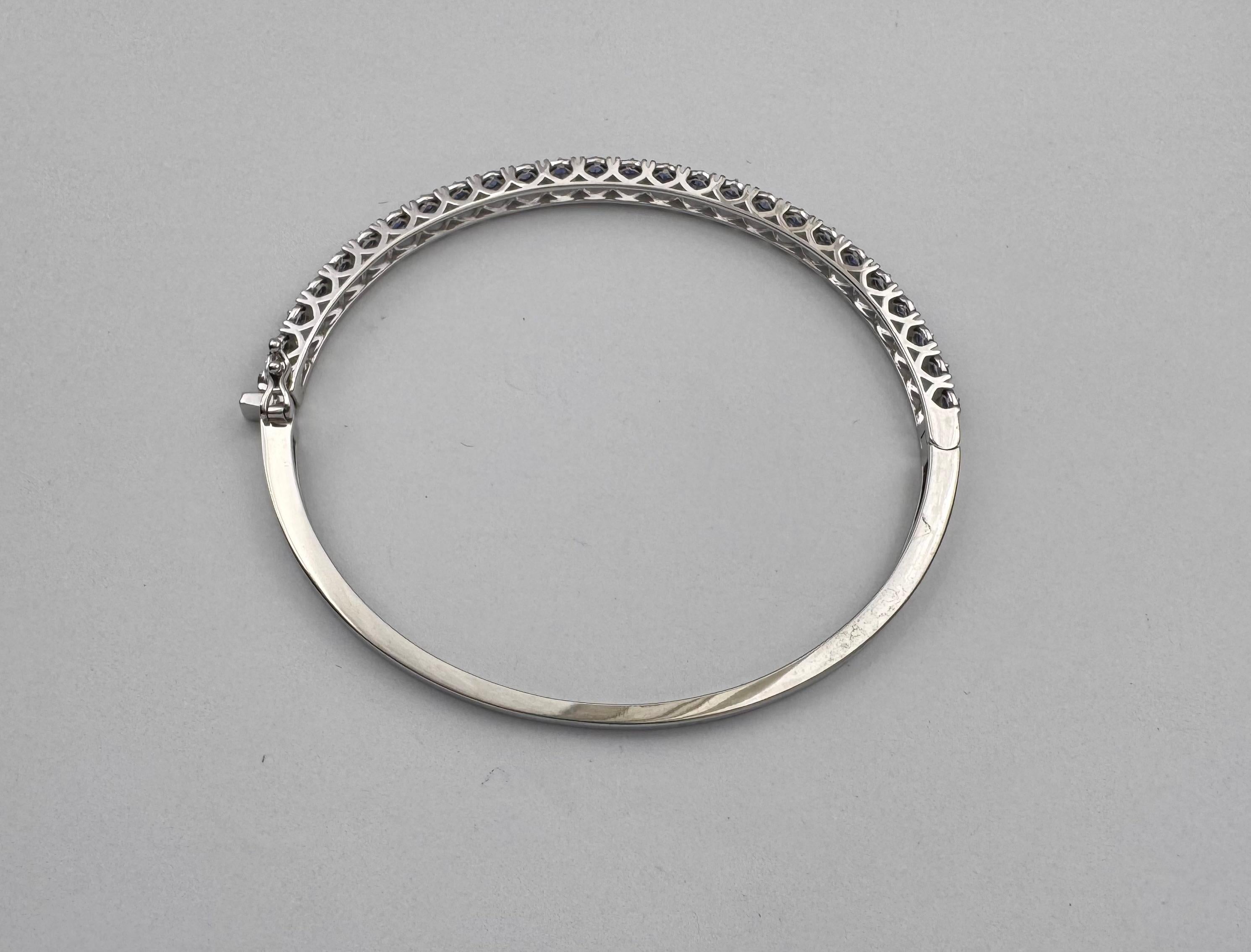 Bracelet en saphir bleu serti dans des montures en or blanc 18K en vente 3