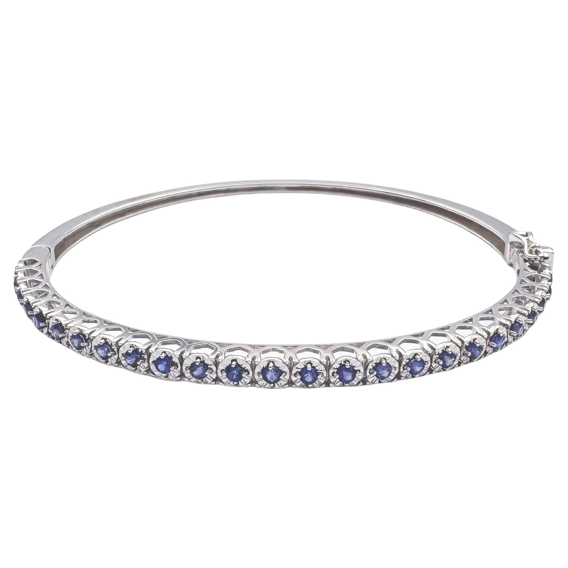 Bangle con zaffiro blu e montatura in oro bianco 18 carati