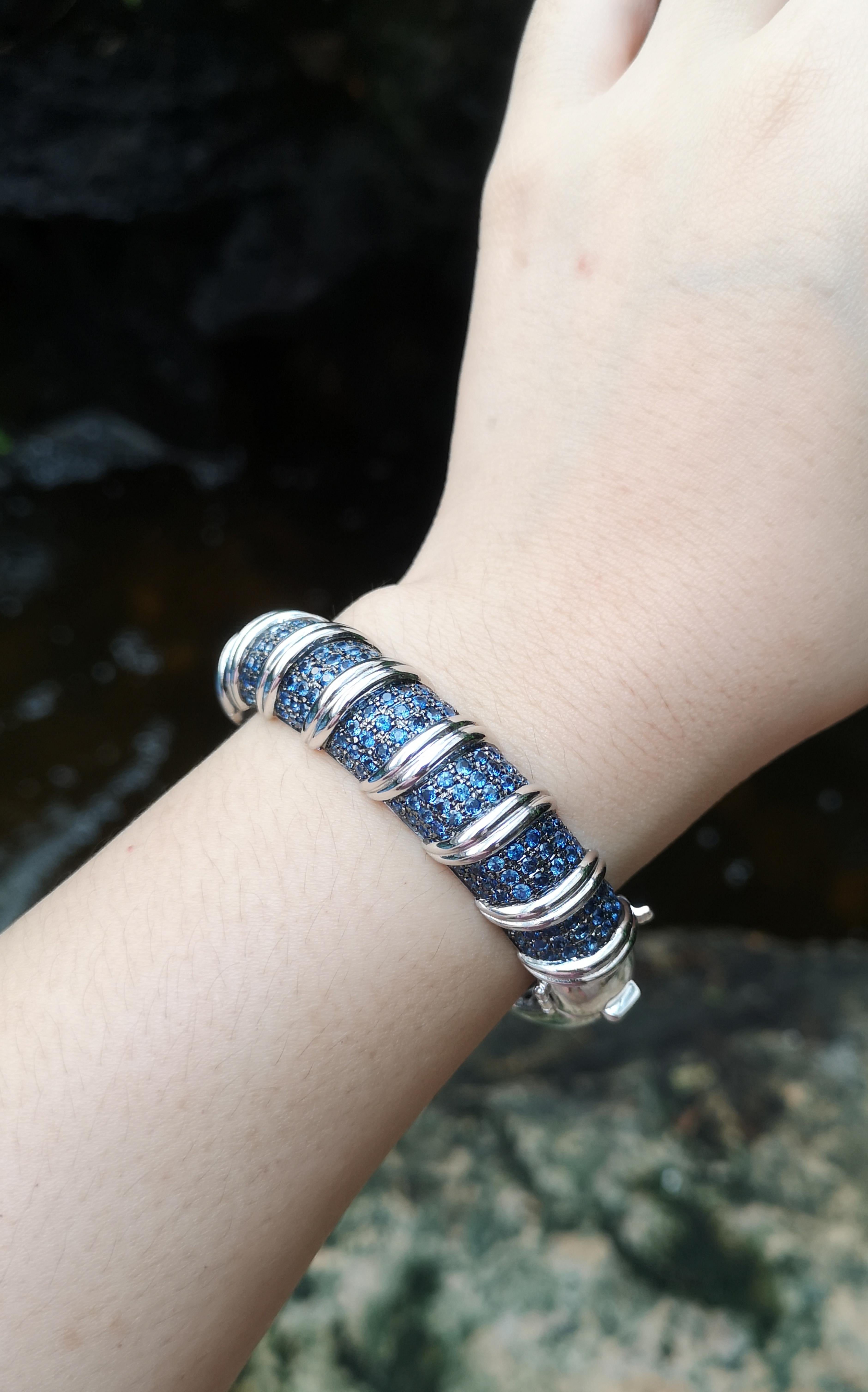 Blue Sapphire 6.18 carats Bangle set in Silver Settings

Diameter:  6.7 cm 
Length: 1.5 cm
Total Weight: 60.22 grams

*Please note that the silver setting is plated with rhodium to promote shine and help prevent oxidation.  However, with the nature