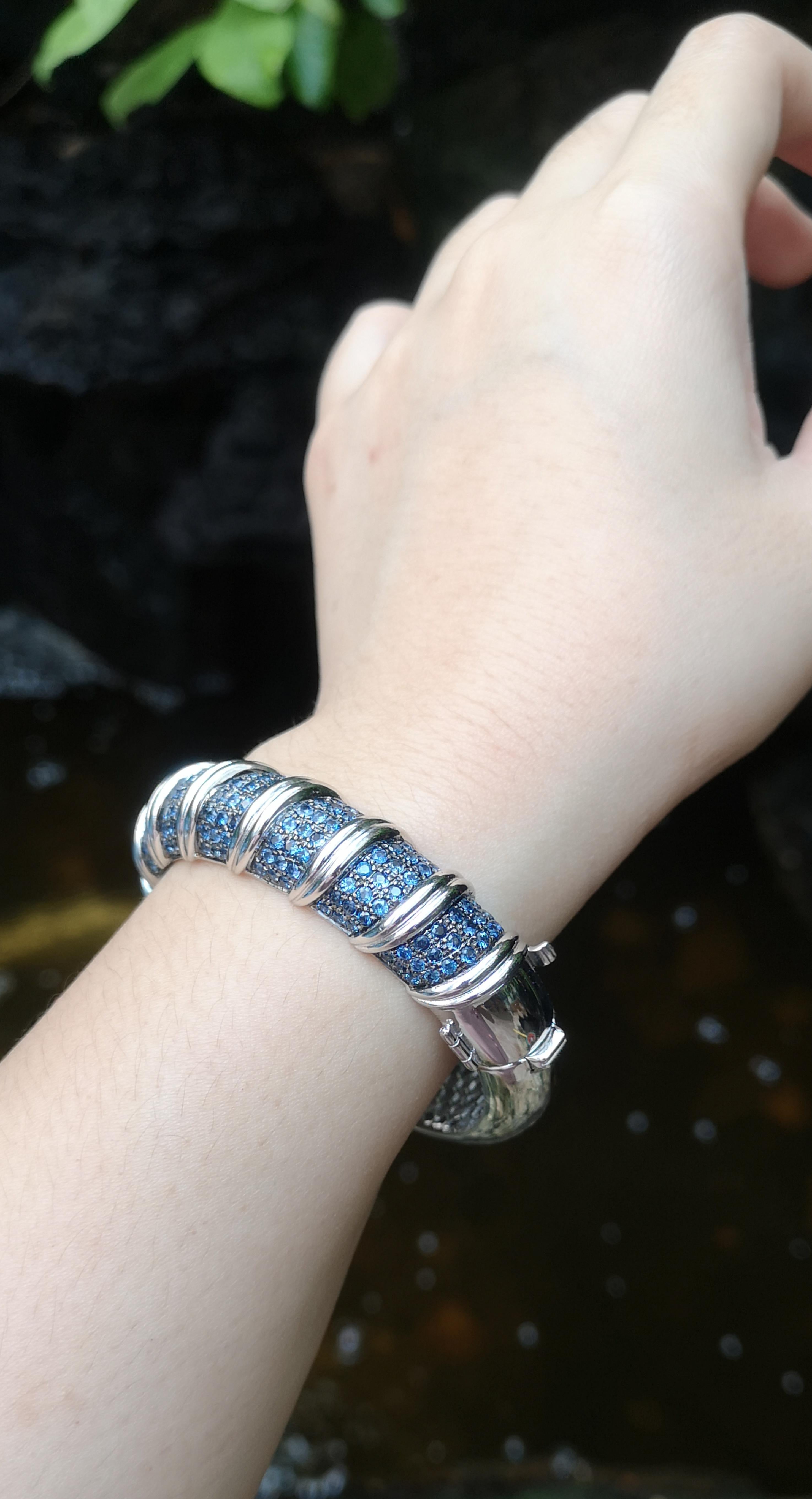 Taille brillant Bracelet jonc en saphir bleu serti dans les paramètres argentés en vente