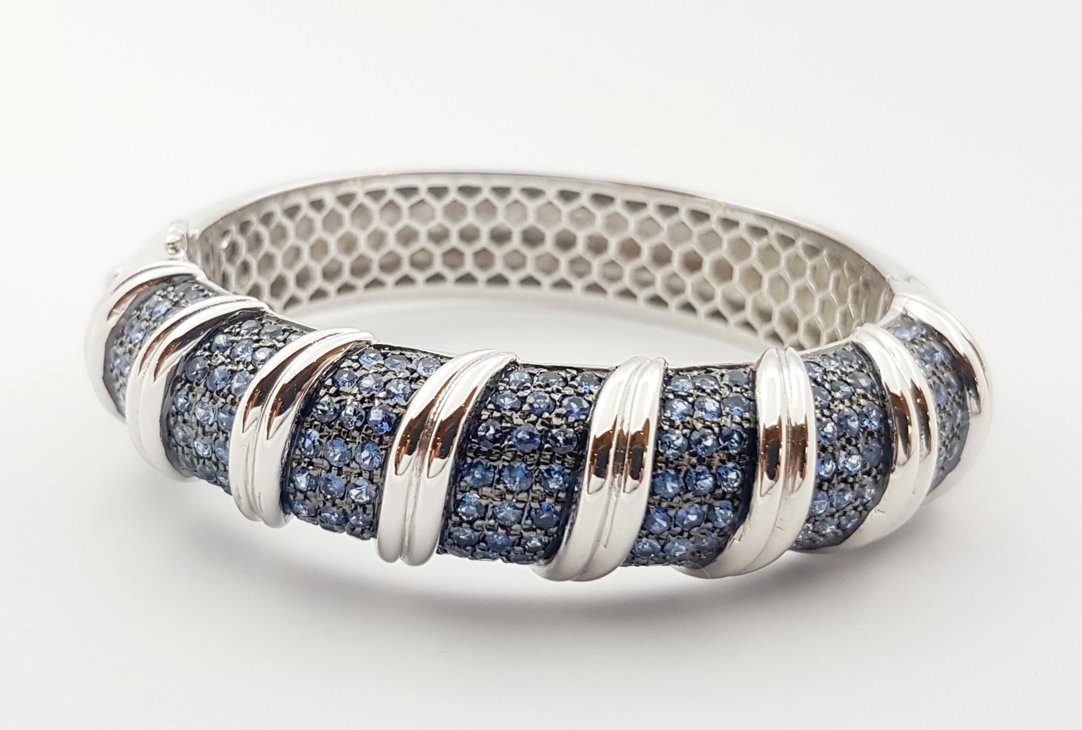 Blue Sapphire Bangle set in Silver Settings In New Condition For Sale In Dusit, 10