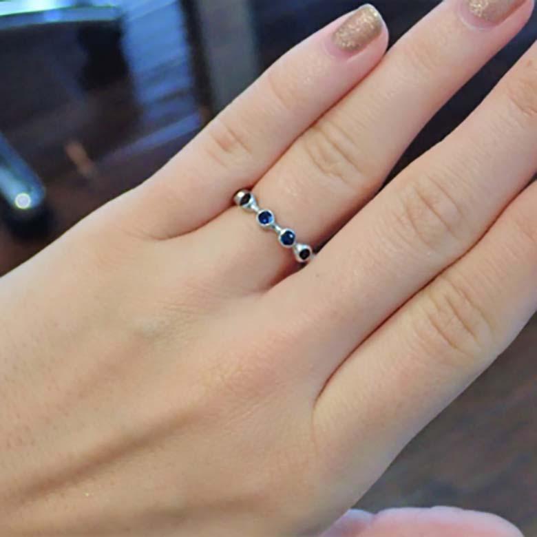 Blauer Saphir Lünette Band in 14K Weißgold Handgefertigter Lünette Ring mit Saphiren für Damen oder Herren im Angebot