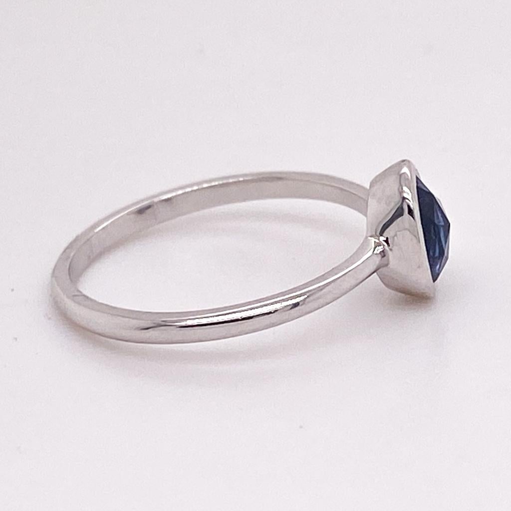 Blauer Saphir Lünette Solitär Ring 0,82 Karat in 14k Weißgold (Ovalschliff) im Angebot