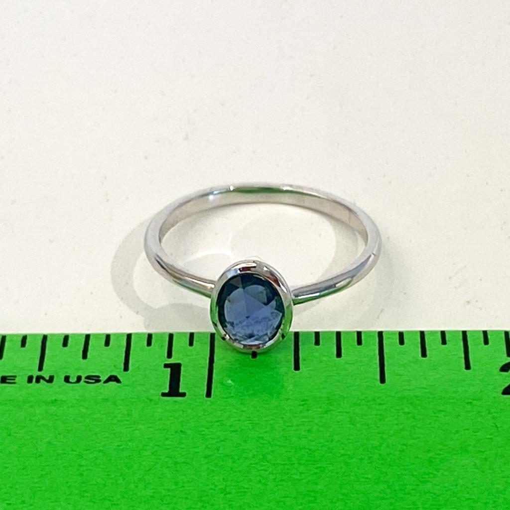 Blauer Saphir Lünette Solitär Ring 0,82 Karat in 14k Weißgold Damen im Angebot