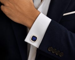 Boutons de manchette en forme de cœur avec saphir bleu (pierre de naissance), émail blanc et or 14 carats, par Meghna