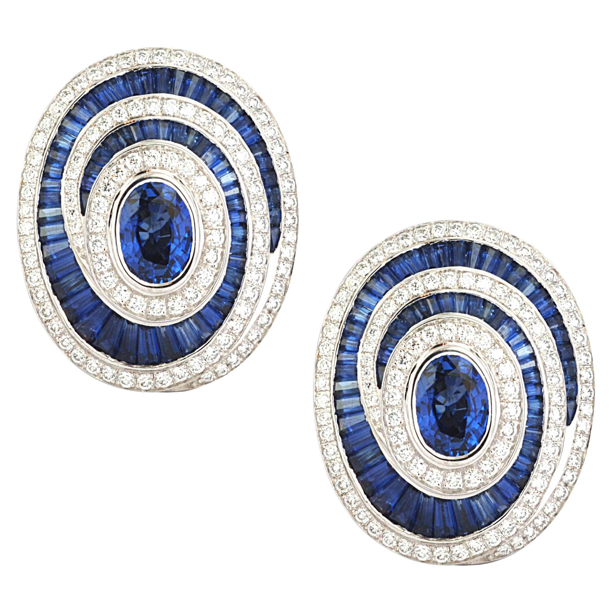 Boucles d'oreilles en or blanc 18 carats serties de saphirs bleus, saphirs bleus et diamants