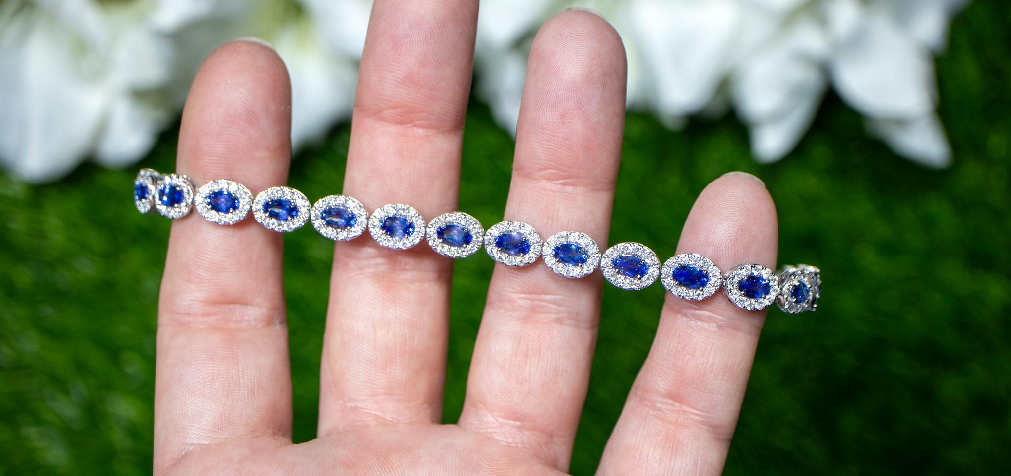 Contemporary Blue Sapphire Bracelet Diamond Halo 10 Carats 18K Gold For Sale