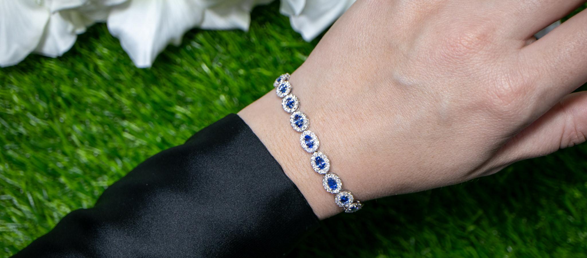 Taille ovale Bracelet en or 18 carats avec saphir bleu et halo de diamants de 10 carats en vente