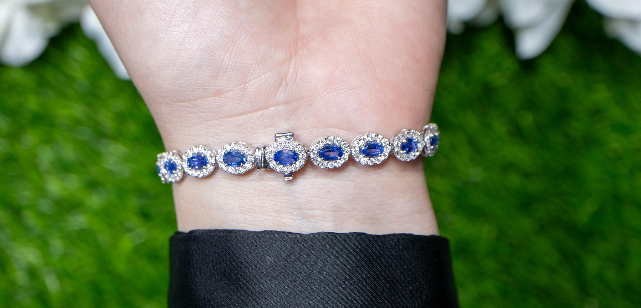 Blue Sapphire Bracelet Diamond Halo 10 Carats 18K Gold In Excellent Condition For Sale In Aliso Viejo, CA