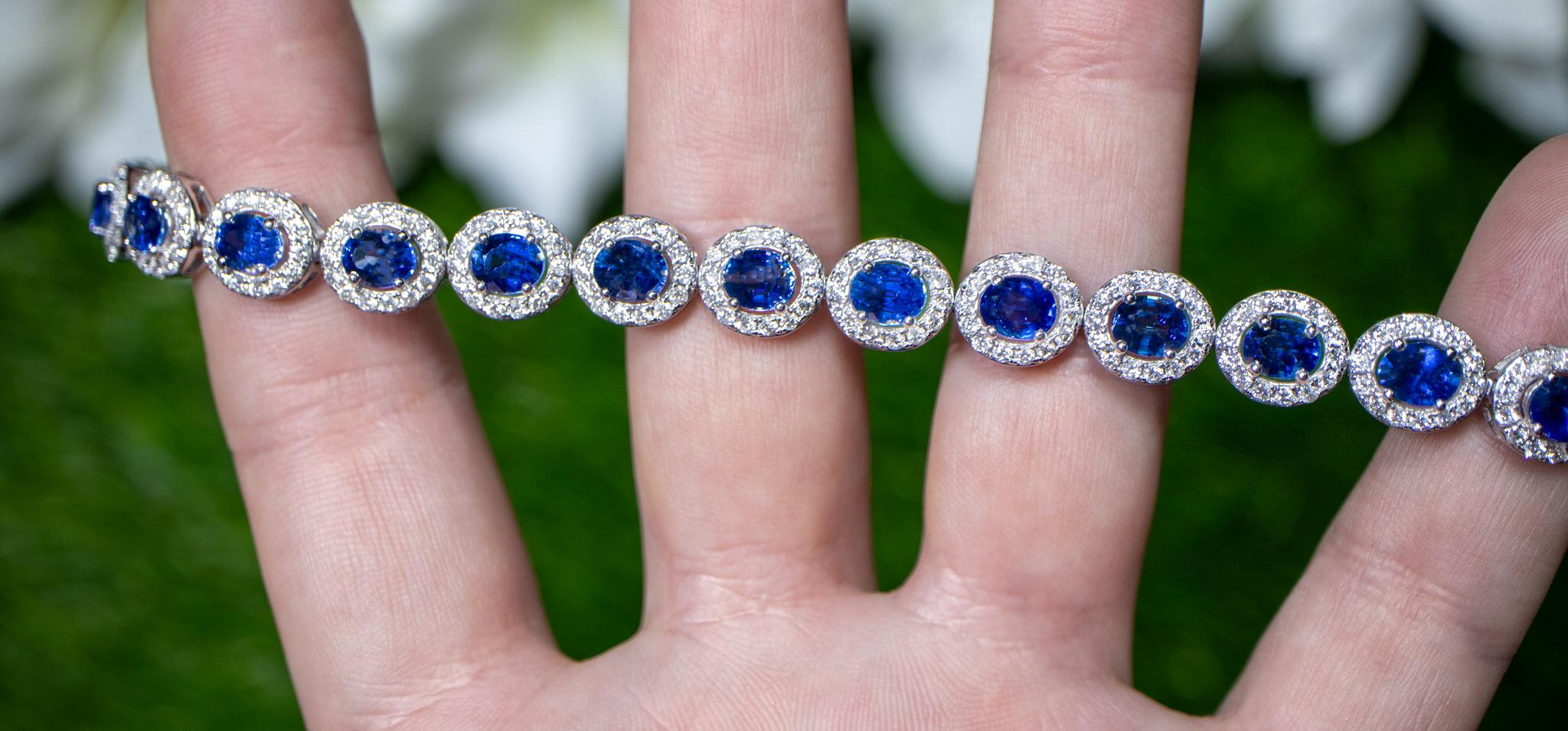 Contemporary Blue Sapphire Bracelet Diamond Halo 14.7 Carats 18K Gold For Sale