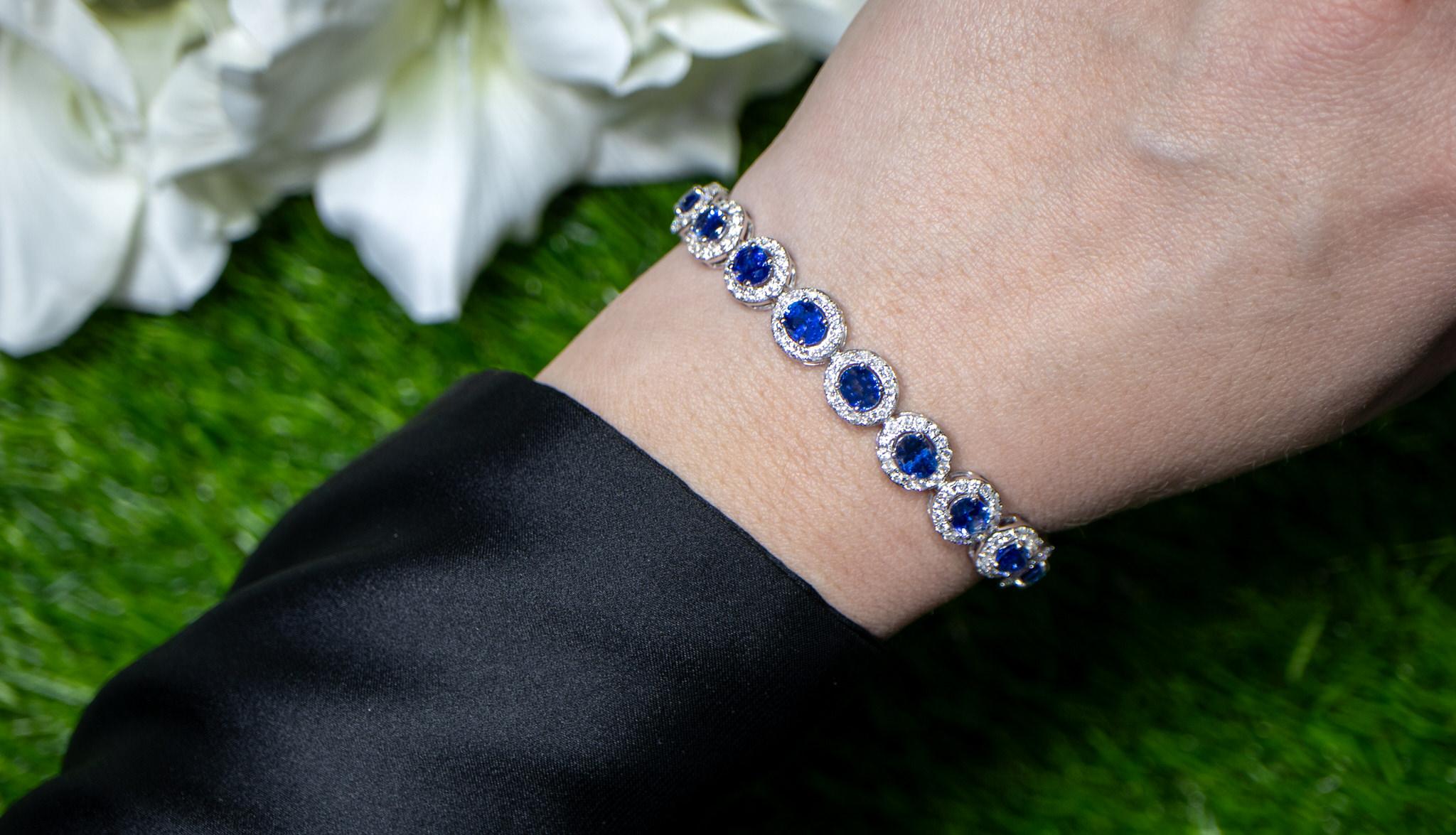 Taille ovale Bracelet en or 18 carats avec saphir bleu et halo de diamants de 14,7 carats en vente