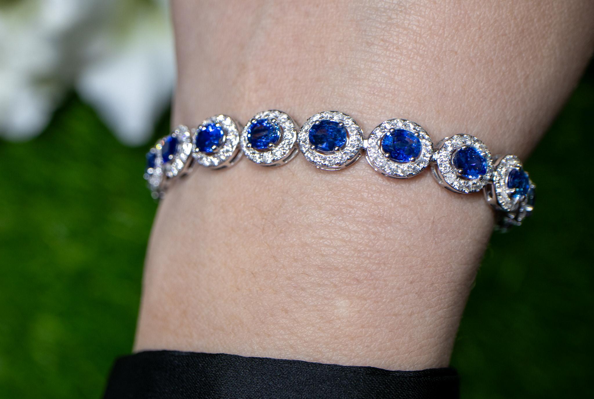 Blue Sapphire Bracelet Diamond Halo 14.7 Carats 18K Gold In Excellent Condition For Sale In Aliso Viejo, CA