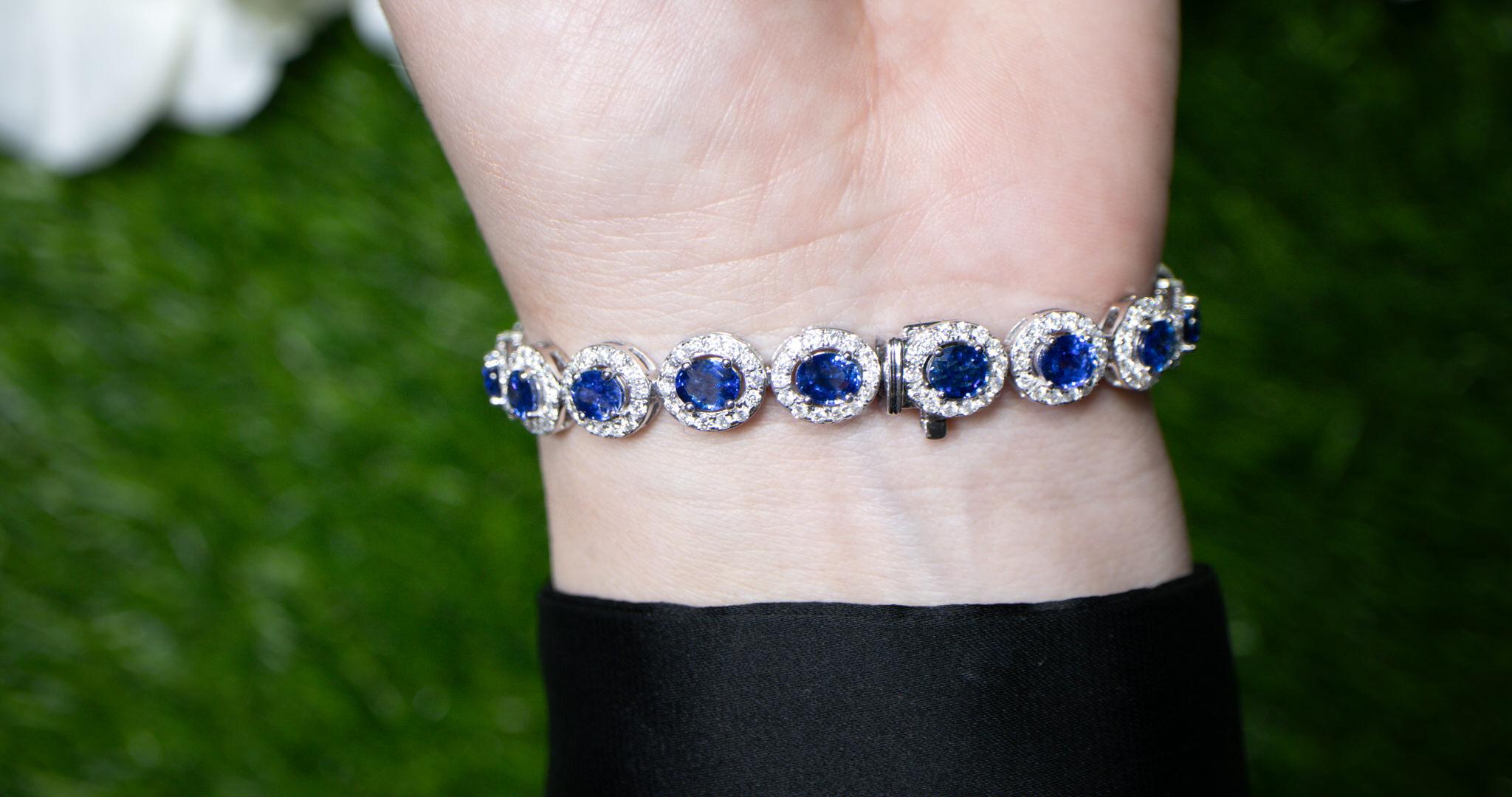 Bracelet en or 18 carats avec saphir bleu et halo de diamants de 14,7 carats Unisexe en vente