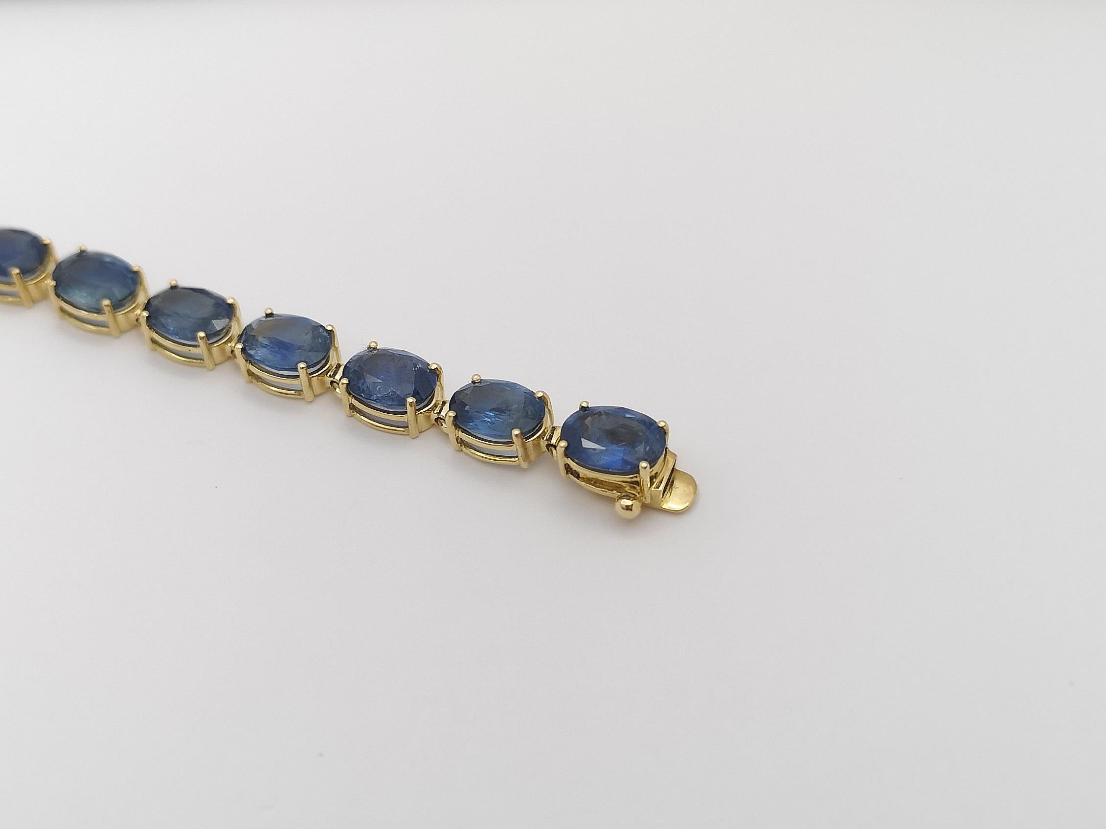 Blue Sapphire Bracelet set in 18 Karat Gold Settings For Sale 4