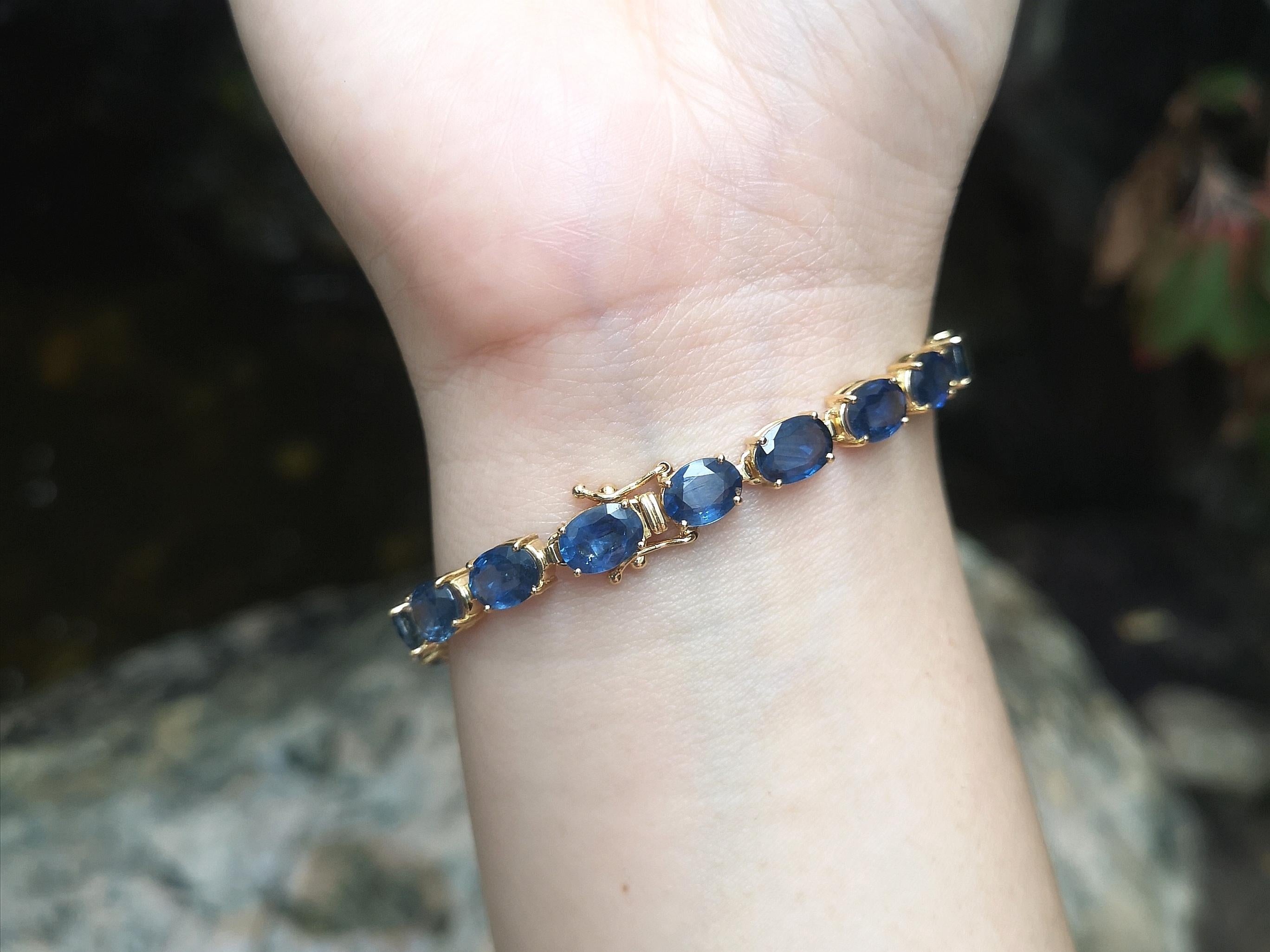 Contemporary Blue Sapphire Bracelet set in 18 Karat Gold Settings For Sale