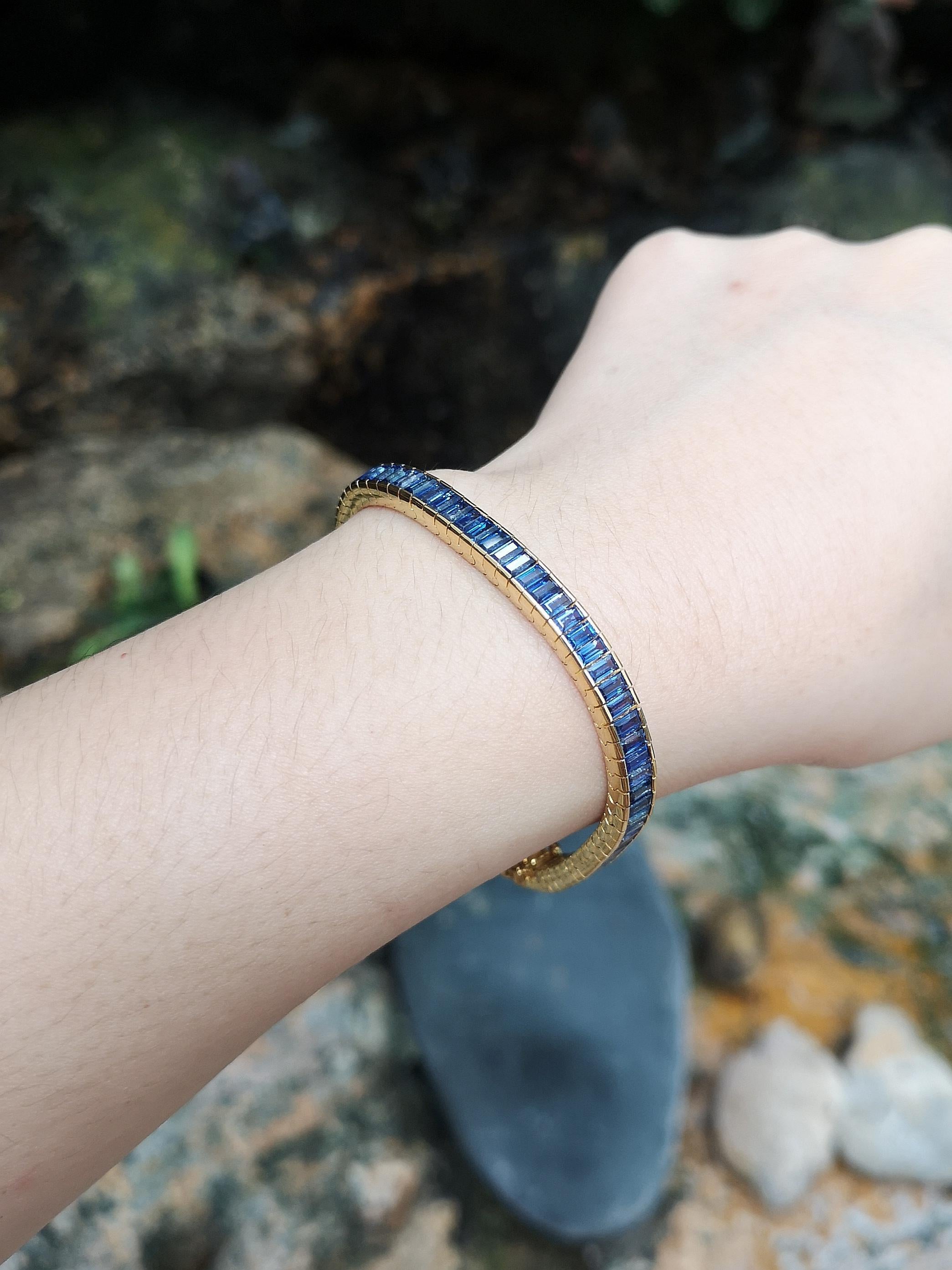 Contemporain Bracelet de saphirs bleus sertis dans des montures en or 18 carats en vente