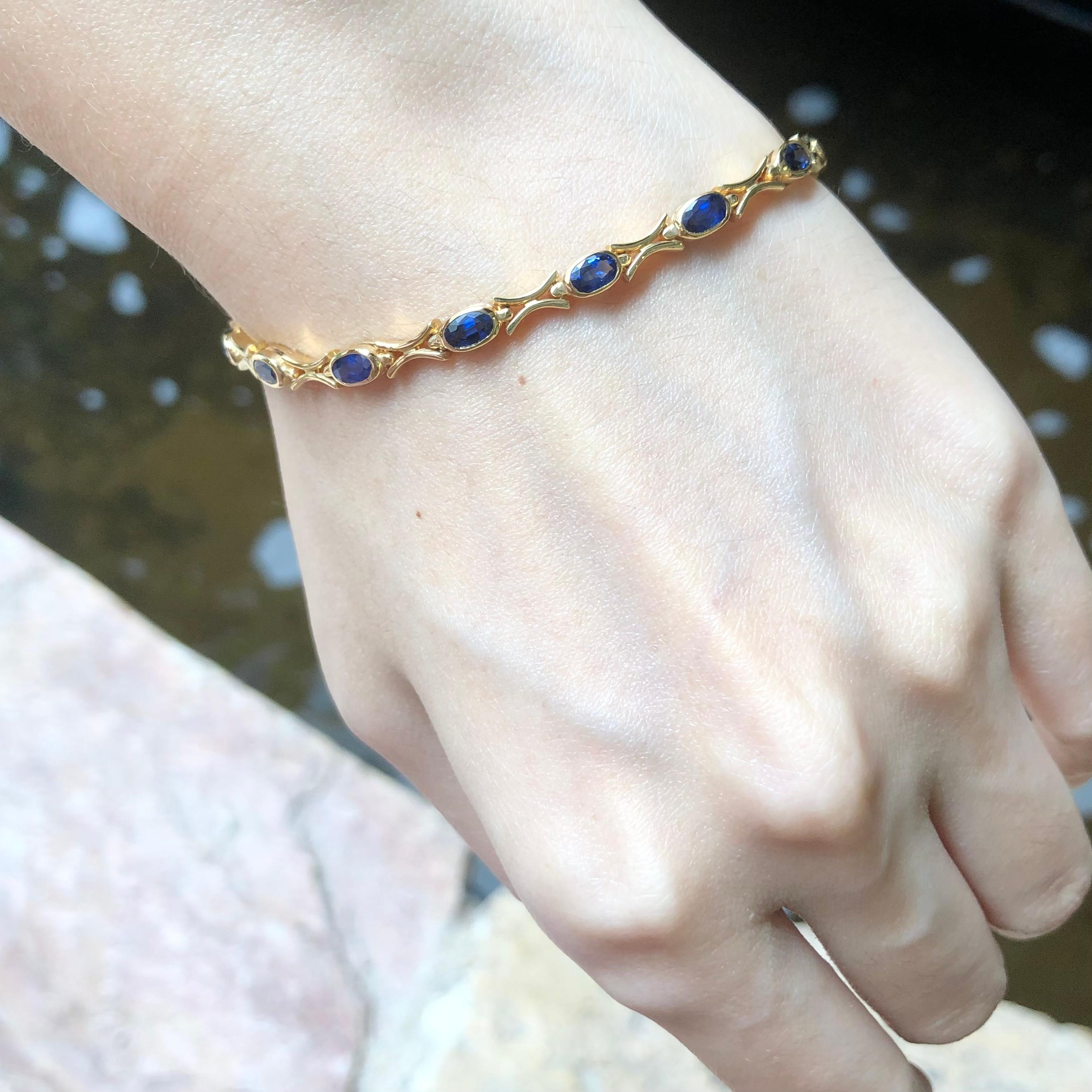 Contemporary Blue Sapphire Bracelet Set in 18 Karat Gold Settings For Sale
