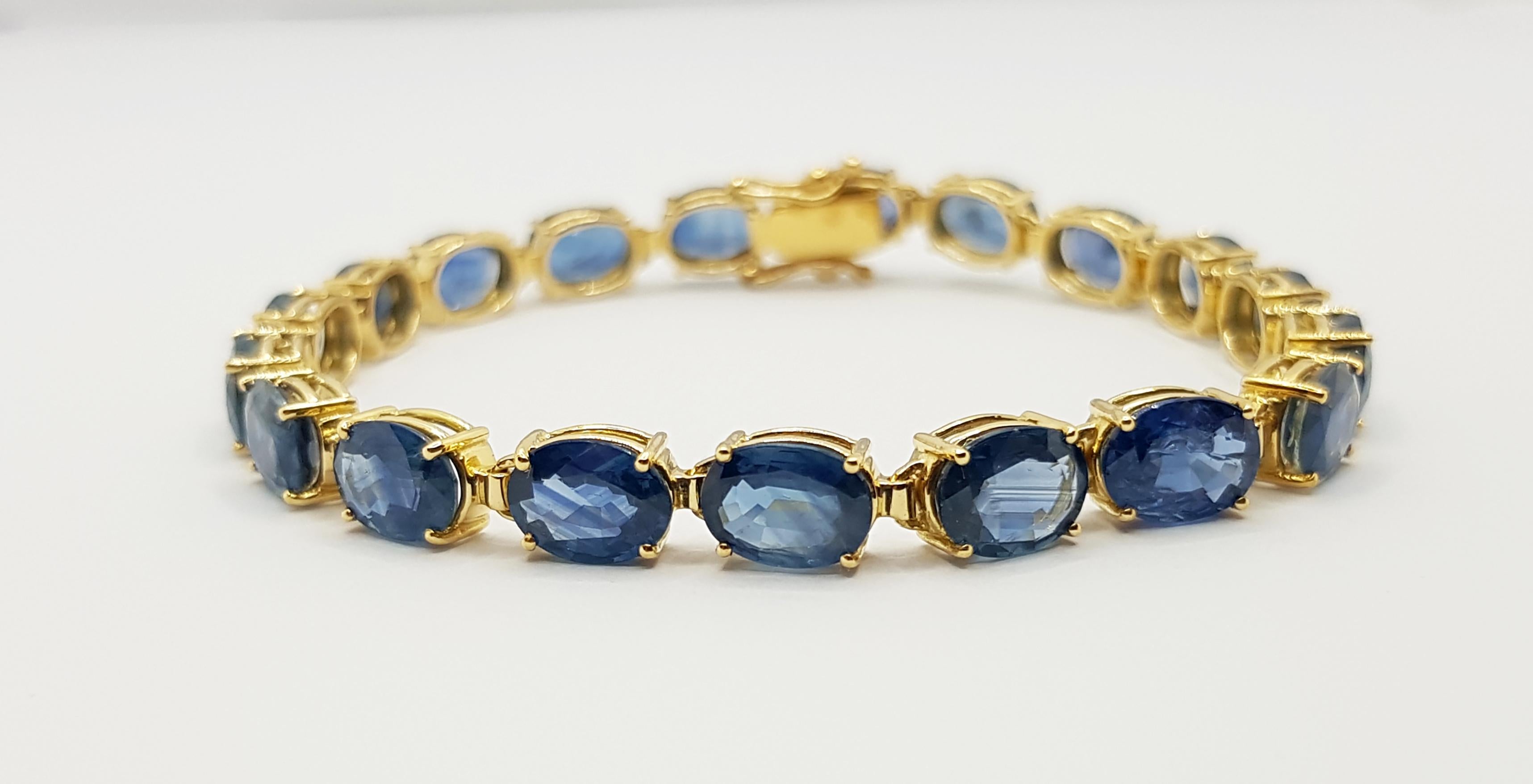 Oval Cut Blue Sapphire Bracelet set in 18 Karat Gold Settings For Sale