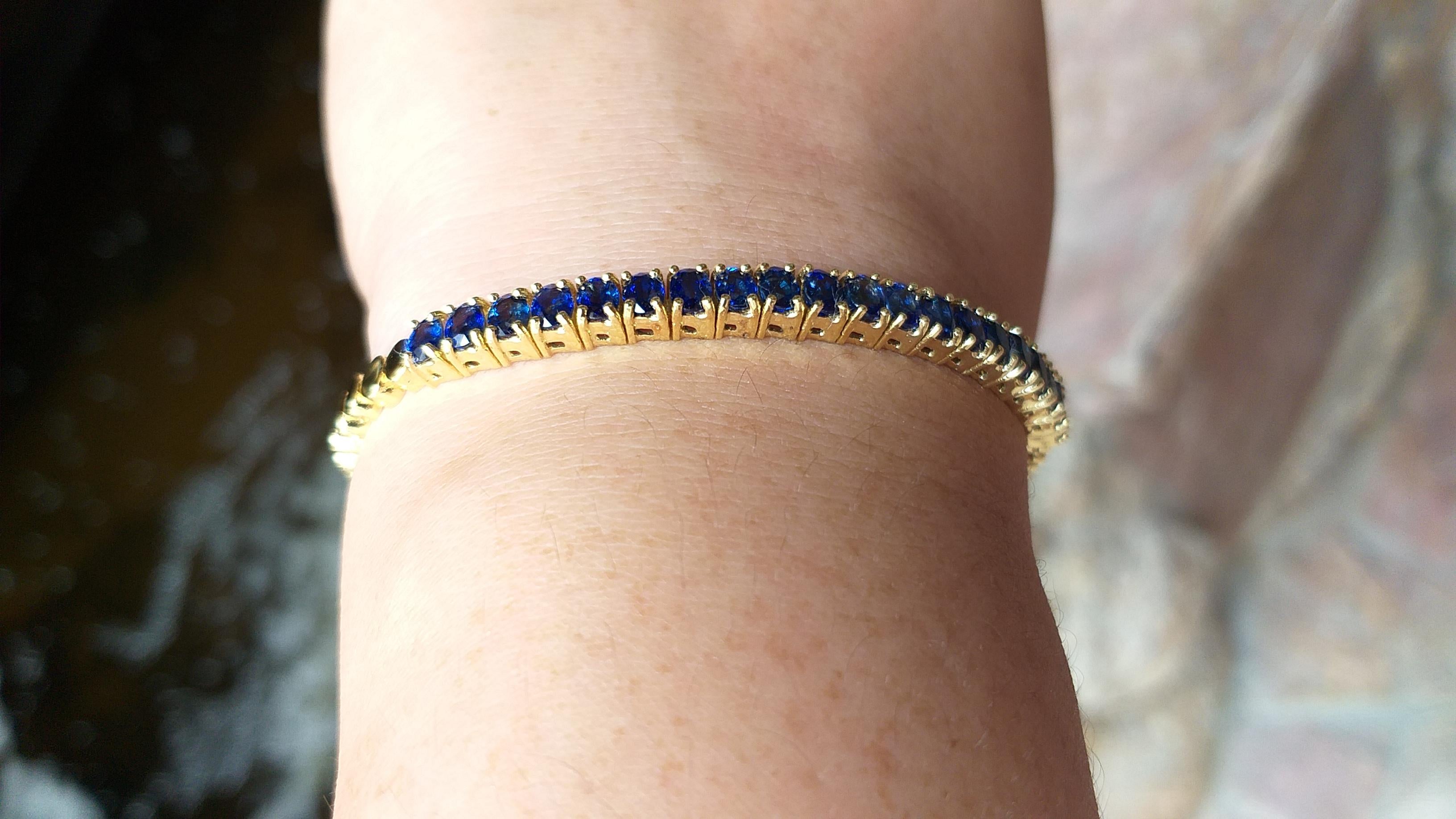 Oval Cut Blue Sapphire Bracelet Set in 18 Karat Gold Settings For Sale