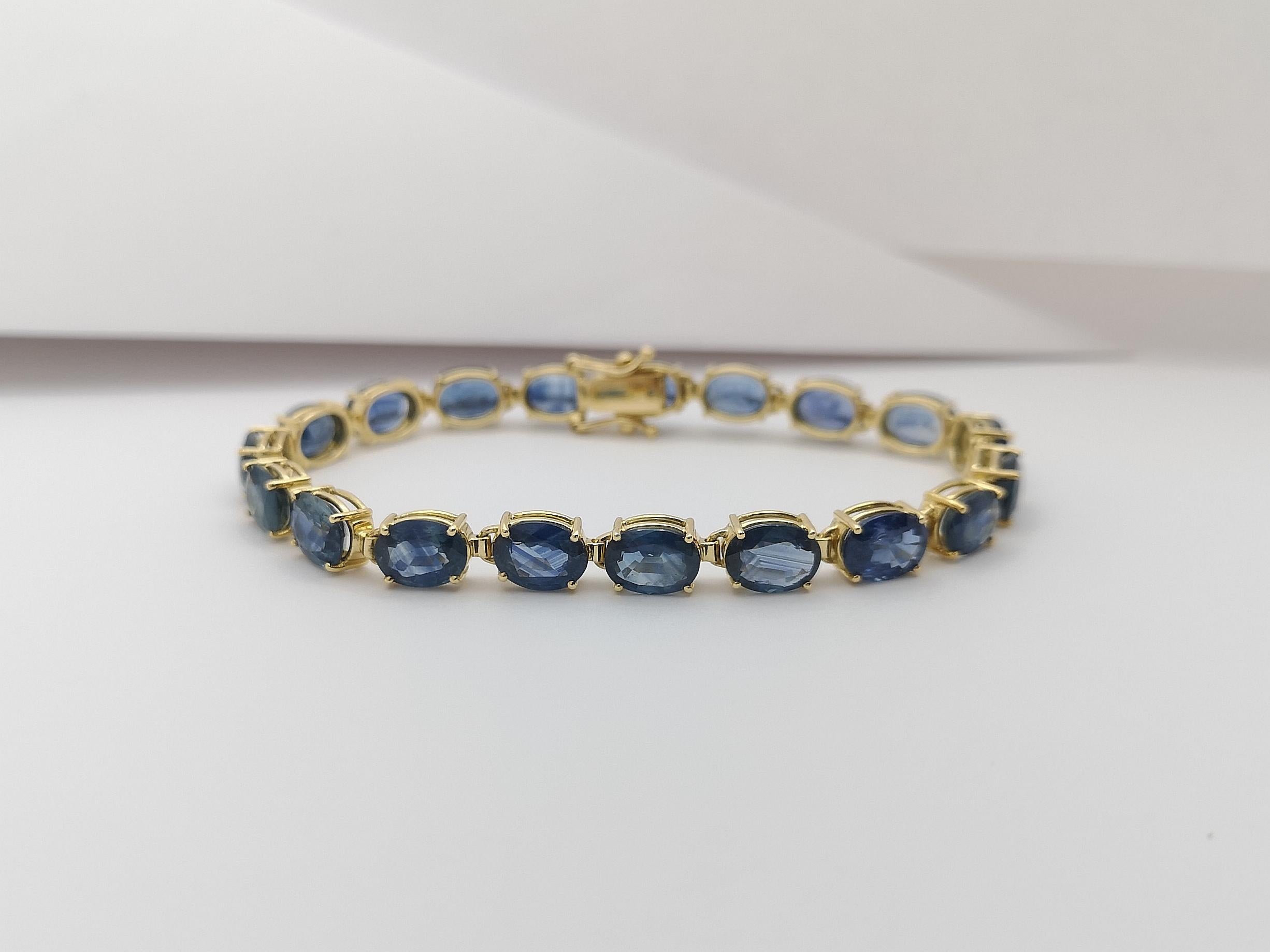 Blue Sapphire Bracelet set in 18 Karat Gold Settings In New Condition For Sale In Bangkok, TH